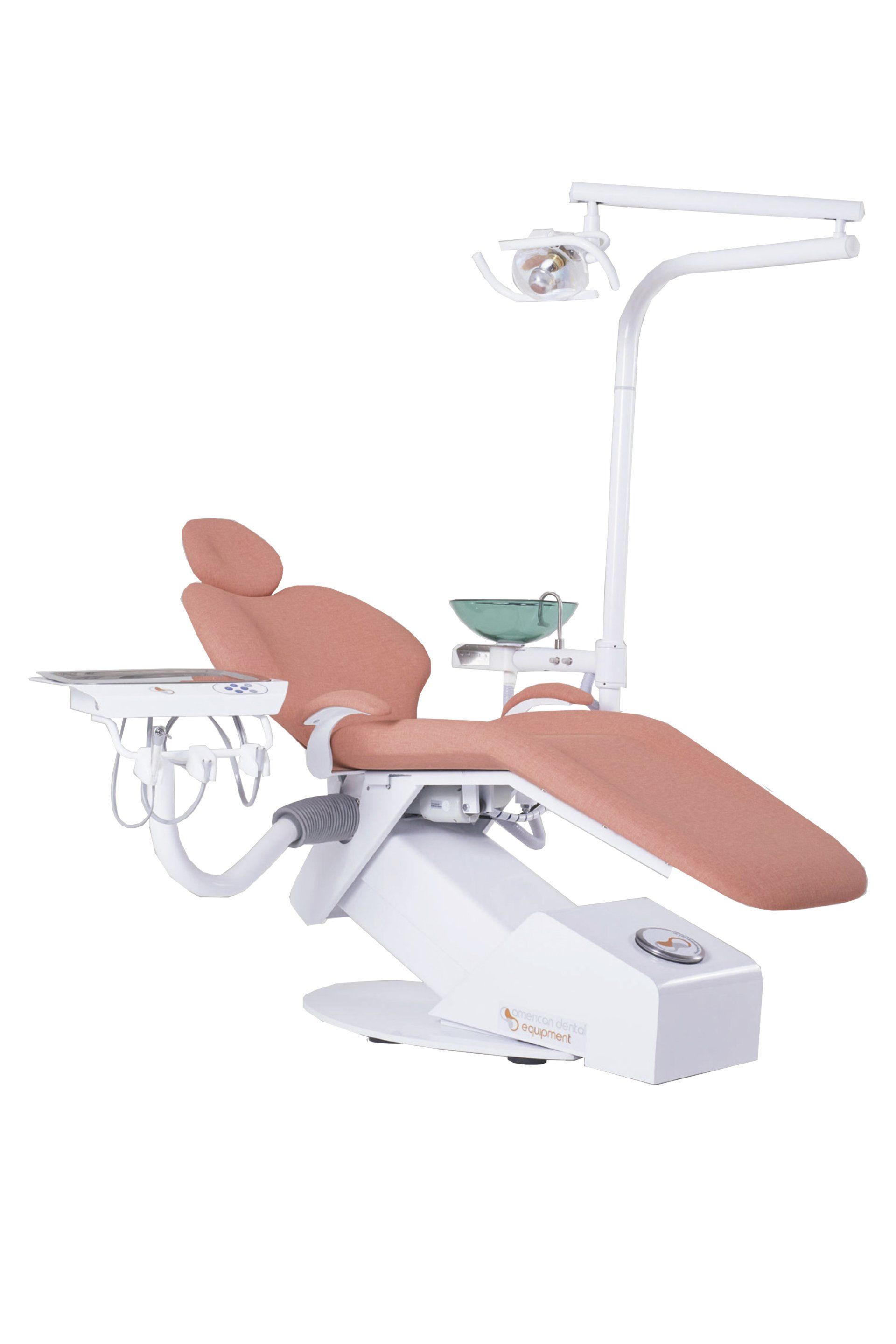 American Dental - Un sillón dental con una luz adherida sobre un fondo blanco.