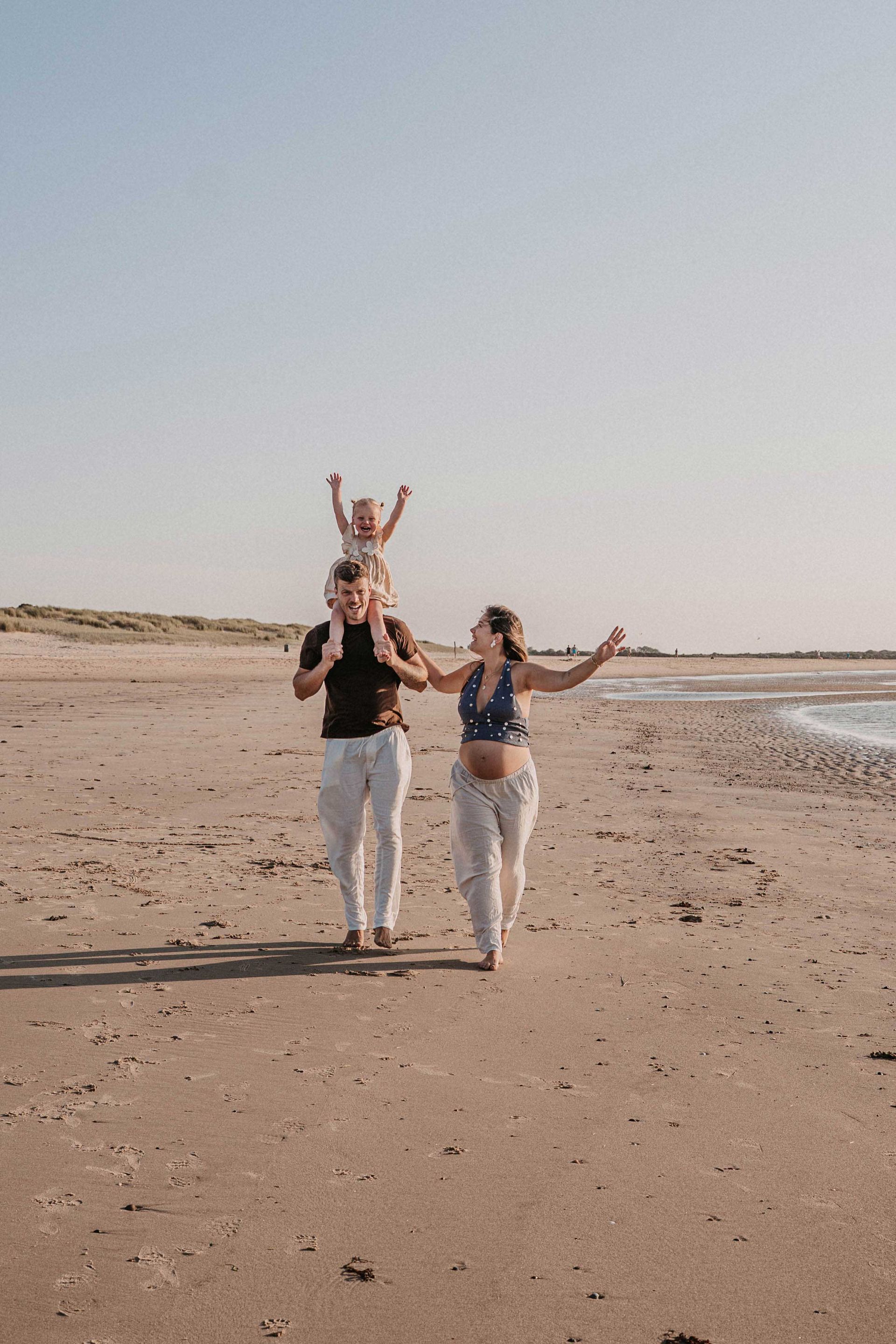 Lovedby.Yvon fotografie zwangerschapsshoot met gezin zeeuws-vlaanderen, Zeeland