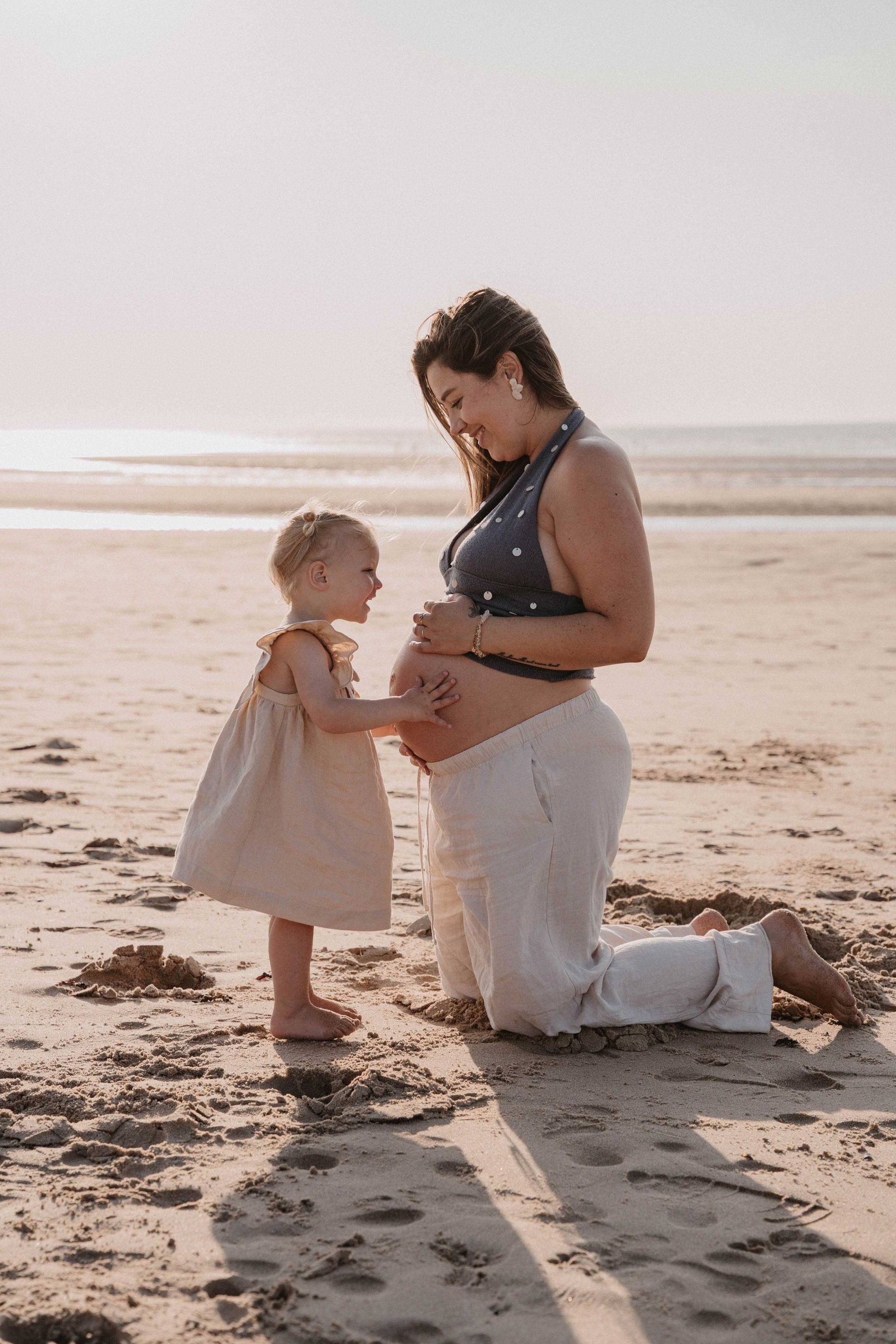 Lovedby.Yvon fotografie zwangerschapsshoot met kind zeeuws-vlaanderen, Zeeland