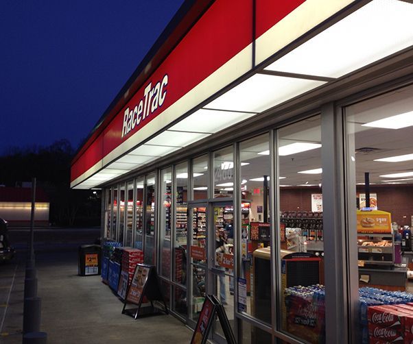 A store front with a sign that says racetrac