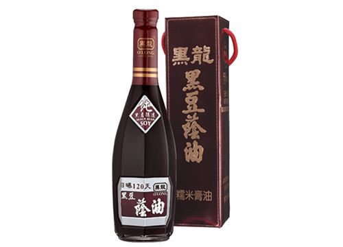 一瓶醬油,旁邊是一個寫著中文的盒子。