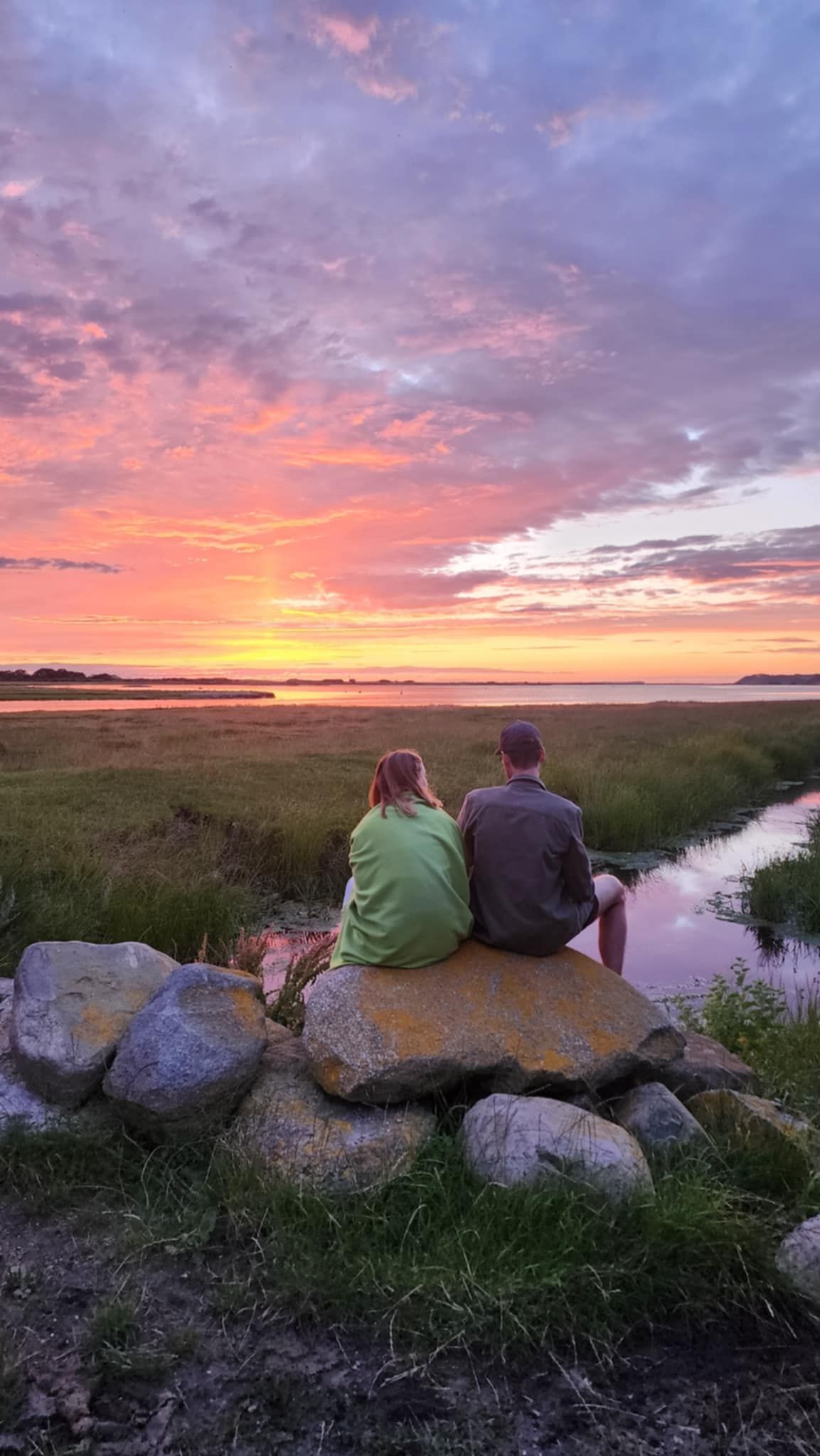 Smuk solnedgang ved vandet.