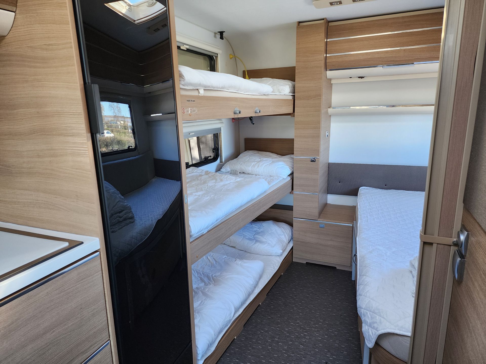 Stapelbedden voor de kinderen in onze verhuurwagen.