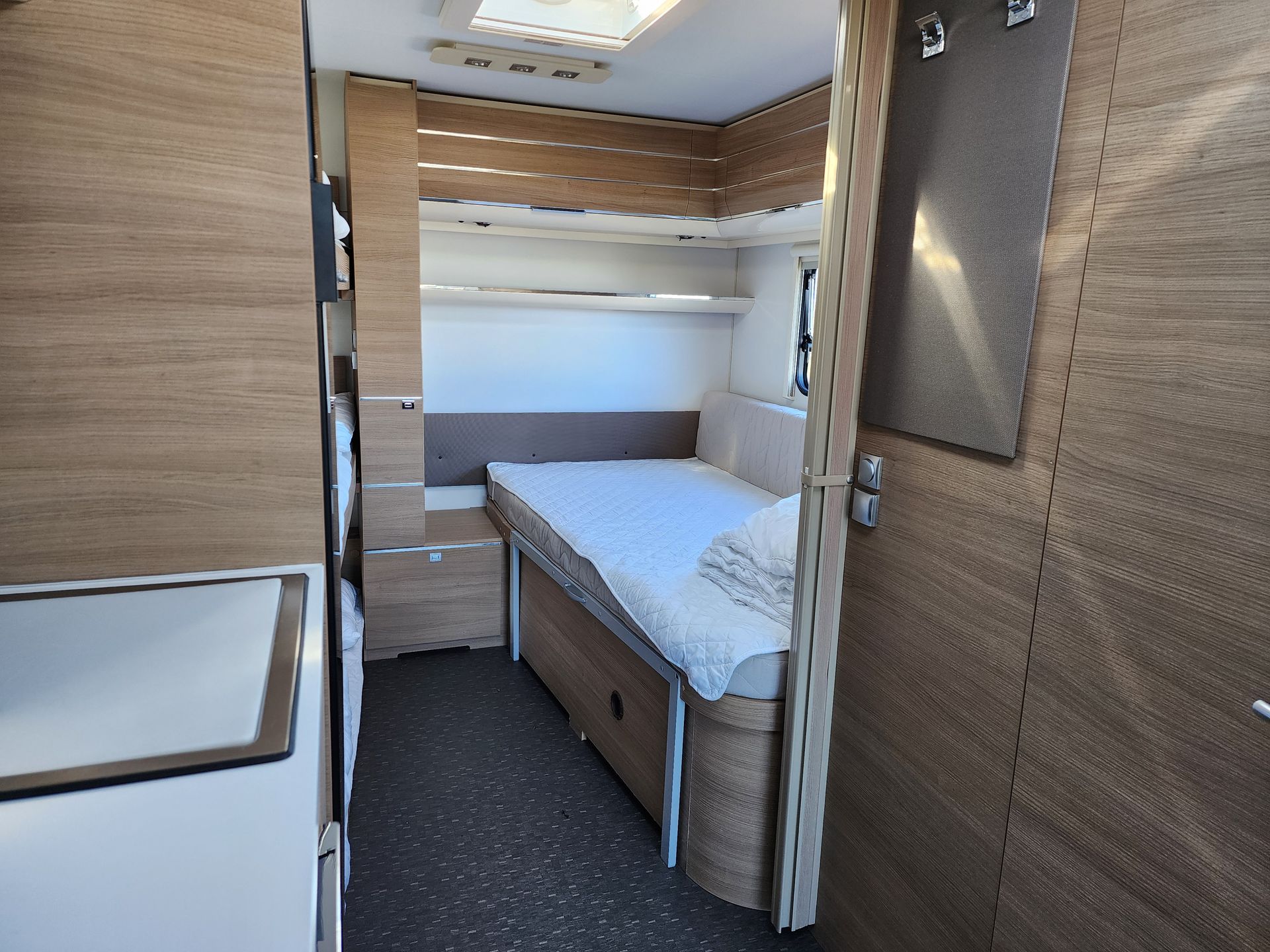 Twee comfortabele eenpersoonsbedden in de caravan.
