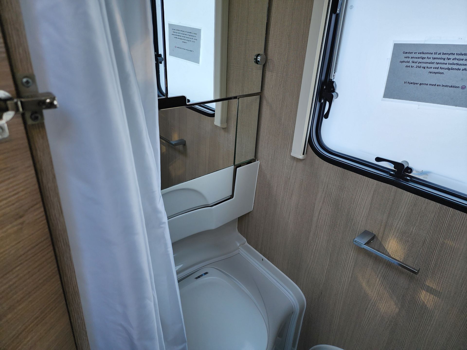 Een nette en schone badkamer in de caravan.