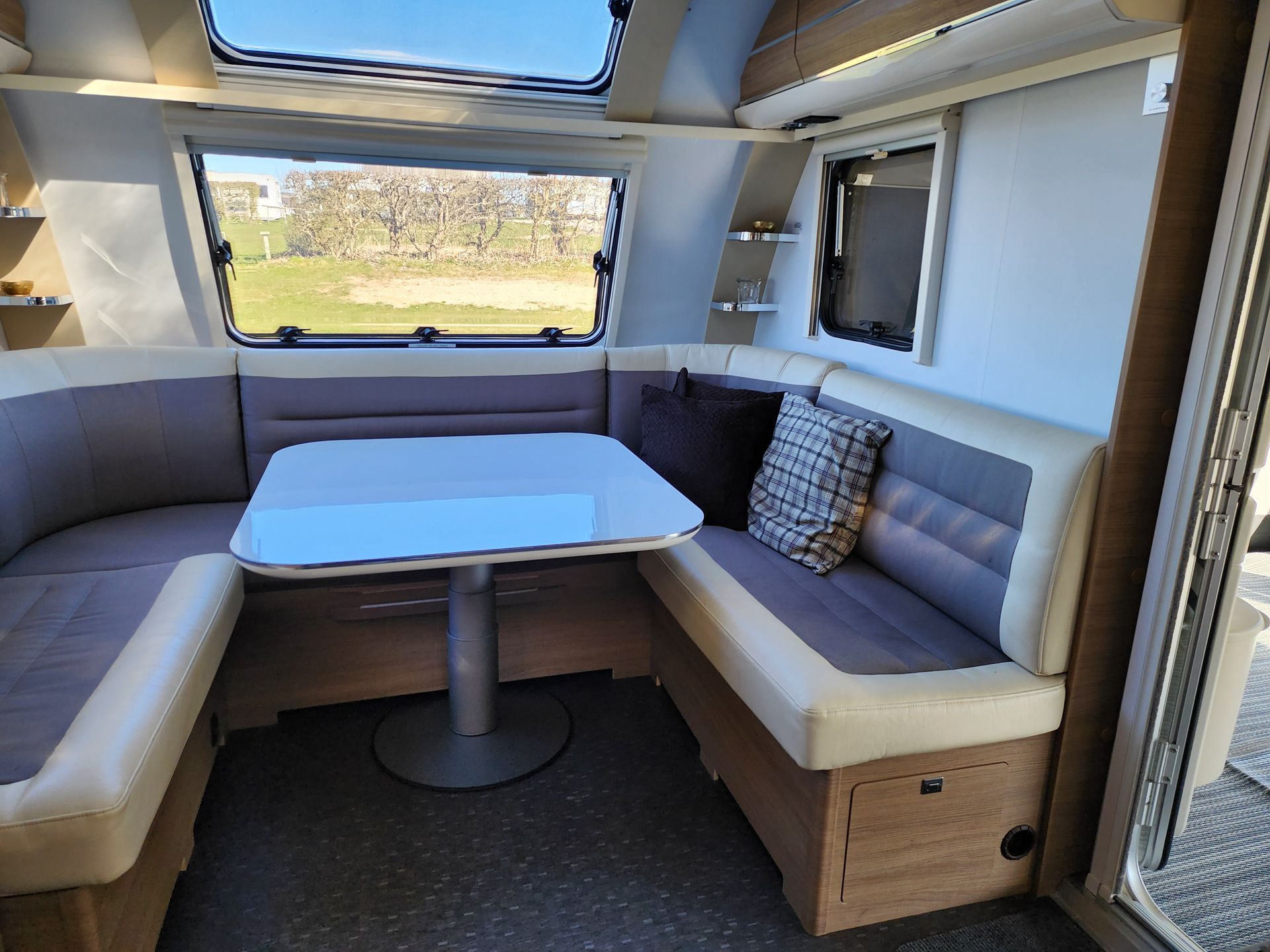 Ruime zithoek en eethoek in de caravan.