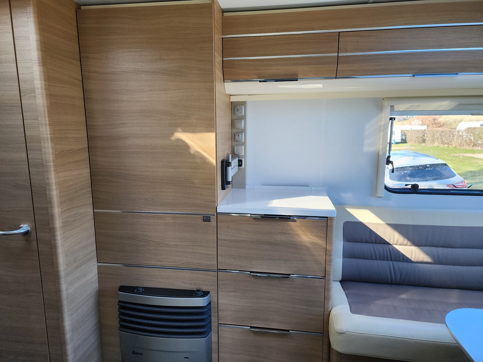 Moderne keukenhoek in een van onze campers.