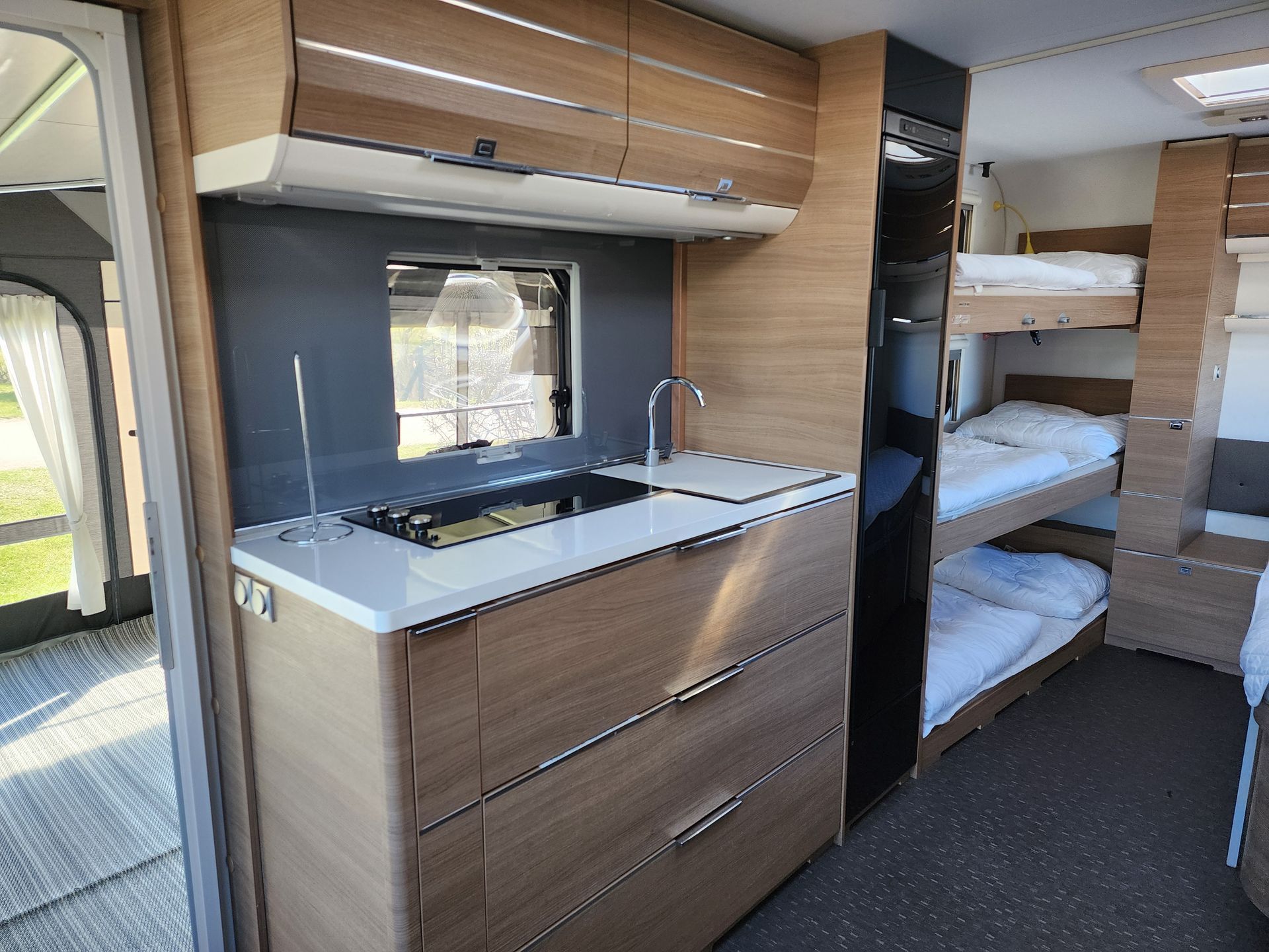 Overzicht van het lichte interieur van de caravan.