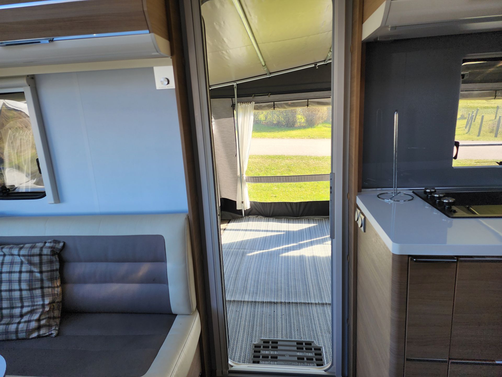 Uitzicht vanuit de caravan op de lichte voortent.