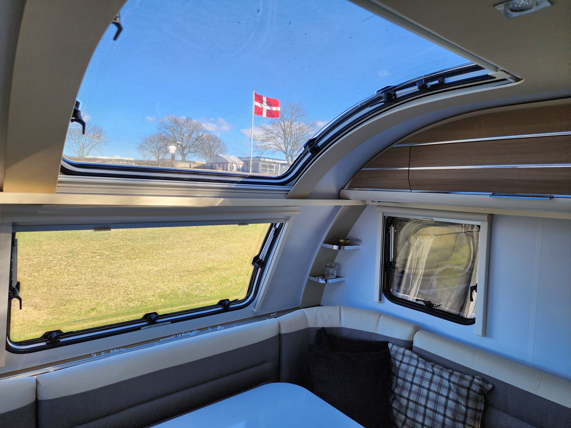Uitzicht vanuit de Adria 593 UK-caravan