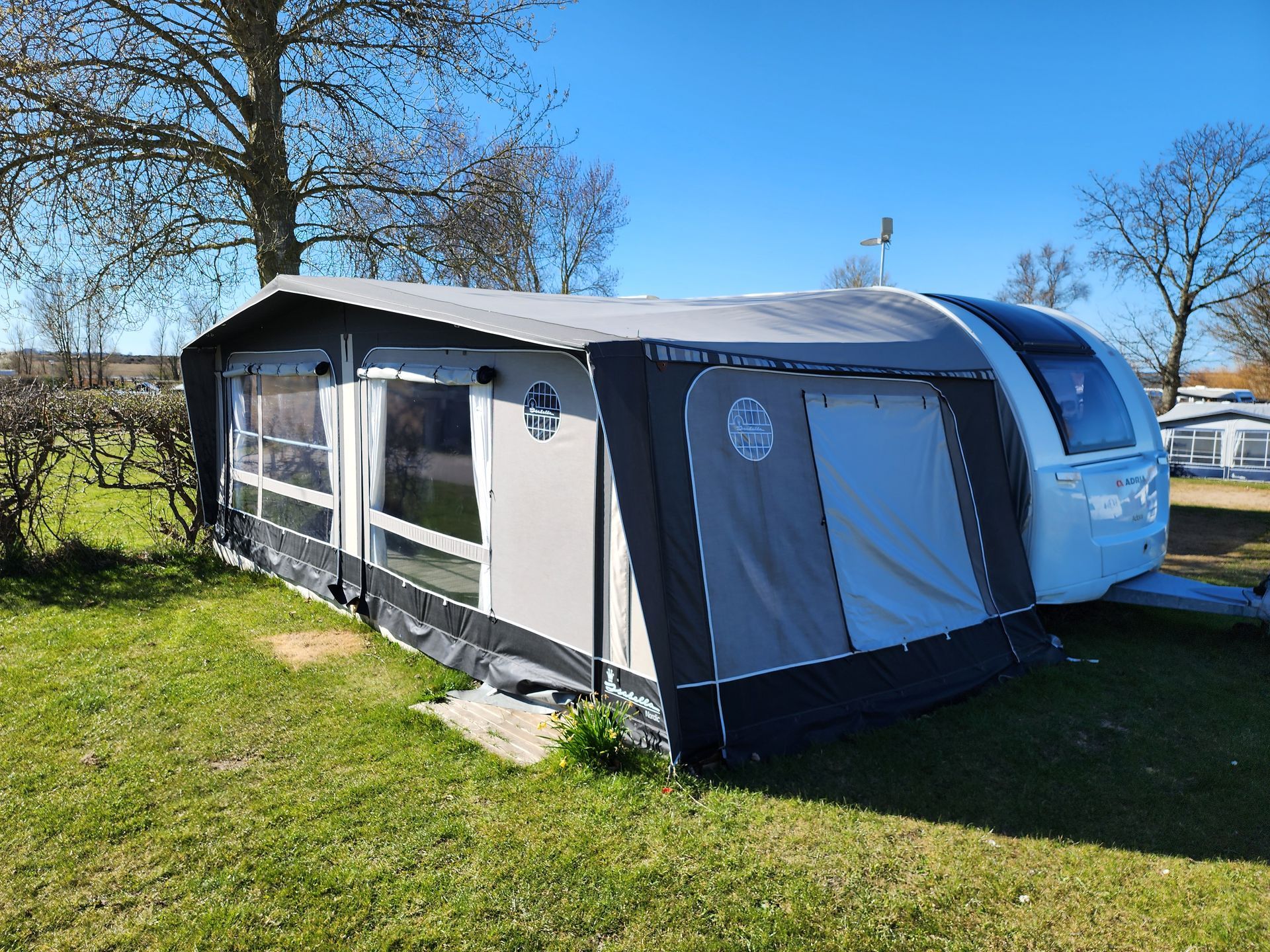 Mooie caravan met voortent op de staanplaats.