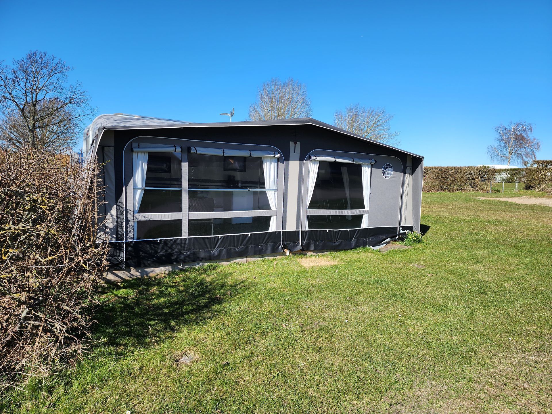 Caravan met groot Isabella-voortent, opgezet.