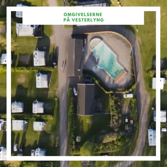 Luftfoto af den store swimmingpool og pladsen.