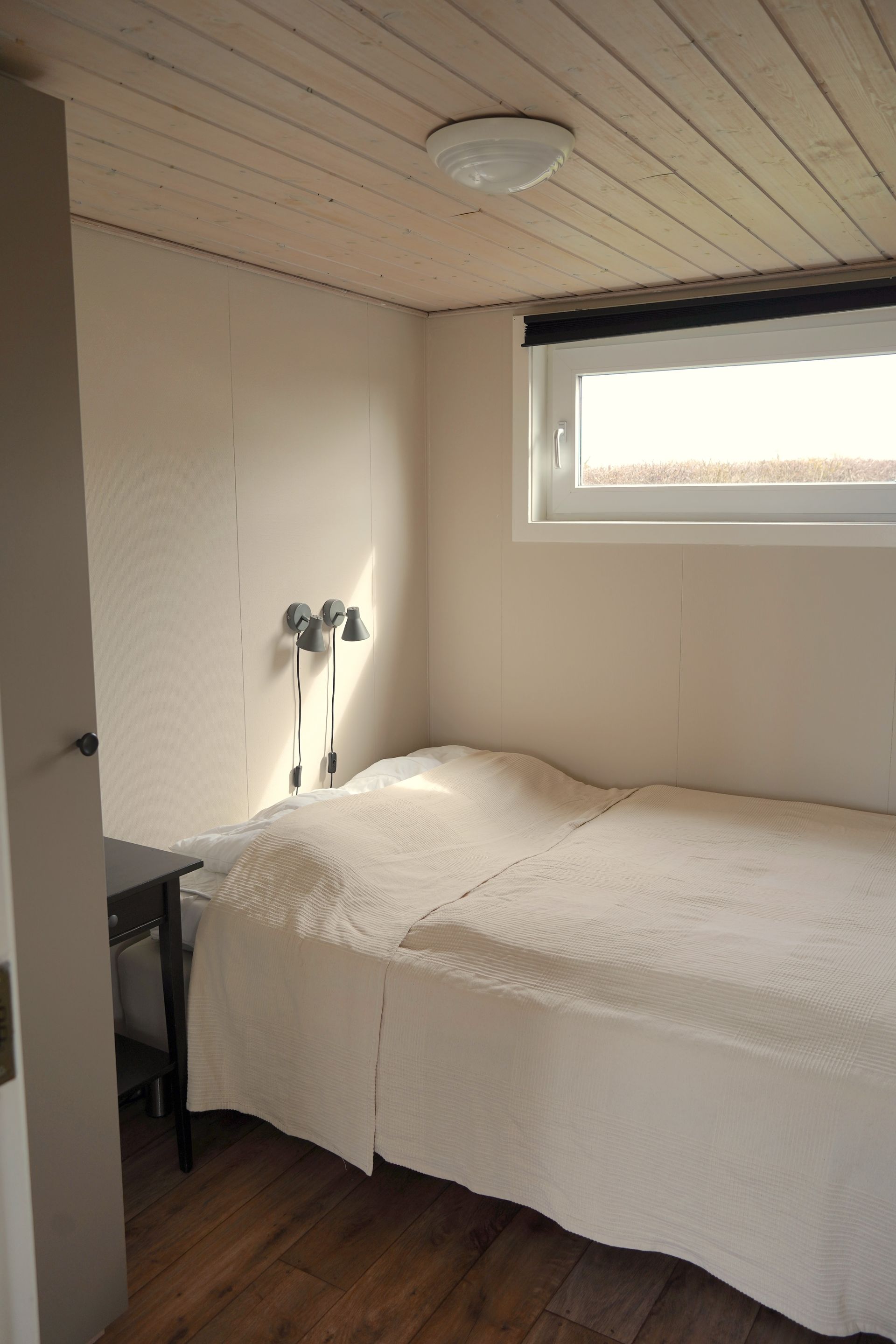 Indvendig indretning i luksushytte på Vesterlyng Camping.