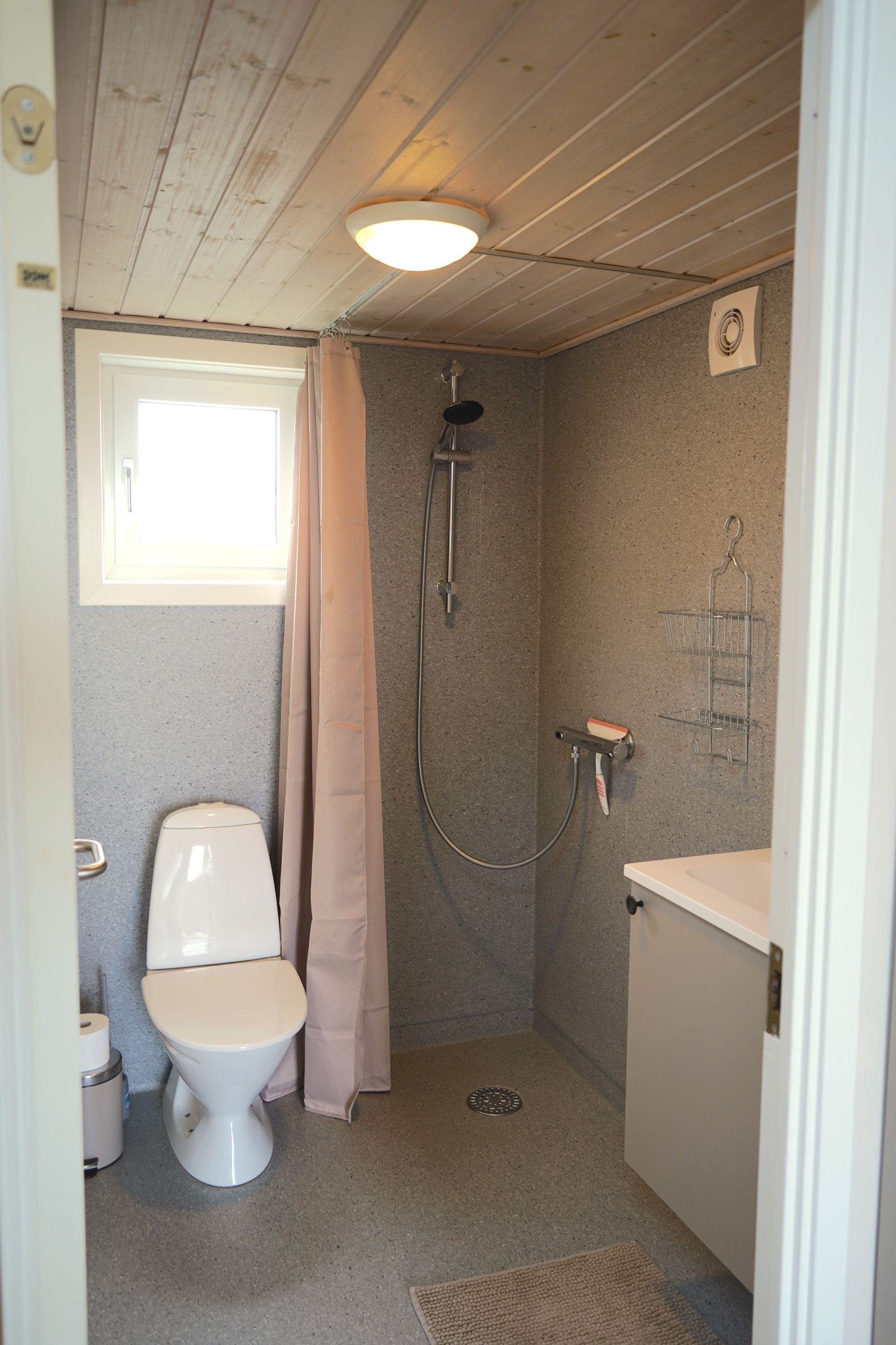 Indvendig indretning i luksushytte på Vesterlyng Camping.