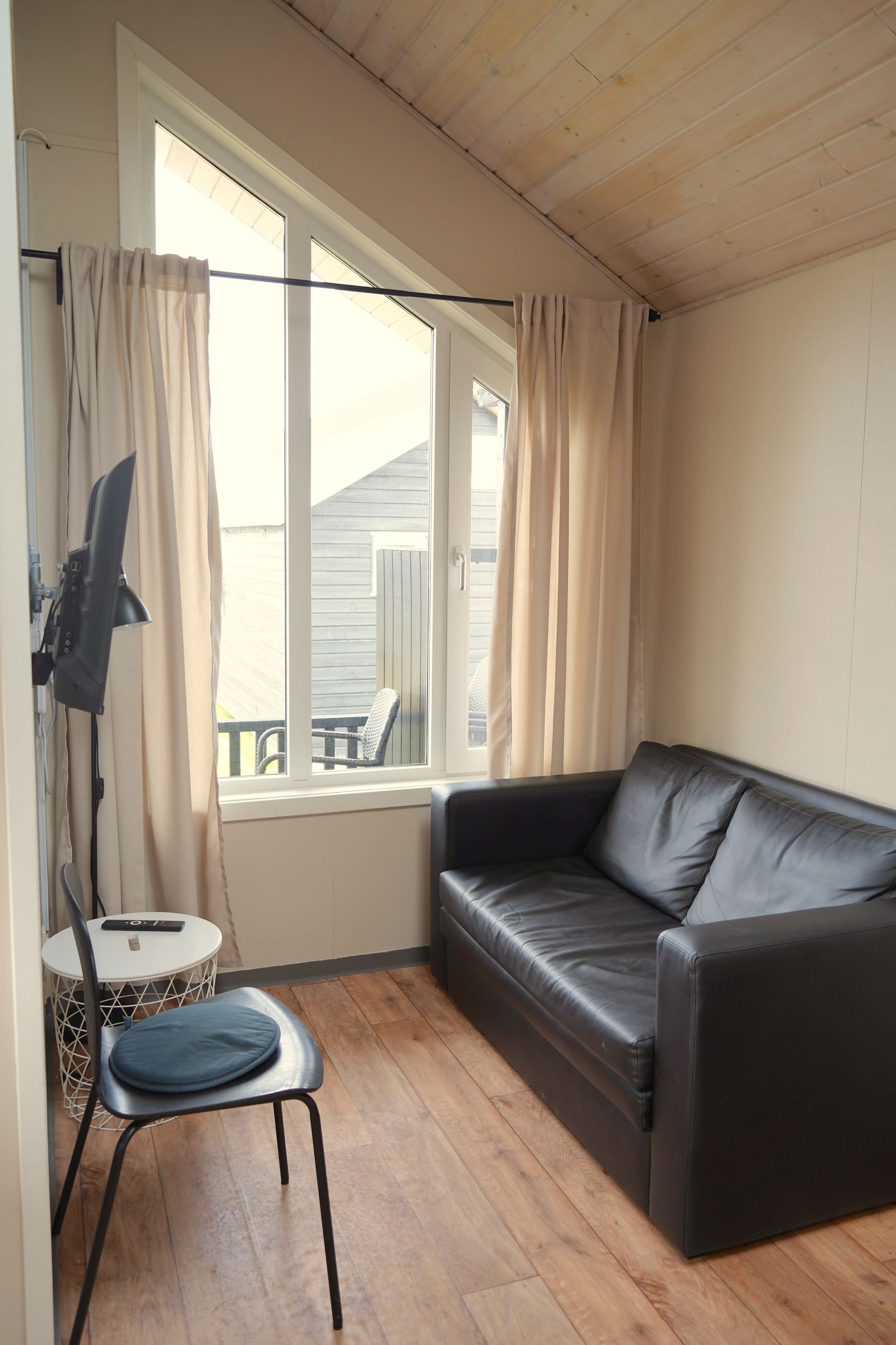 Indvendig indretning i luksushytte på Vesterlyng Camping.