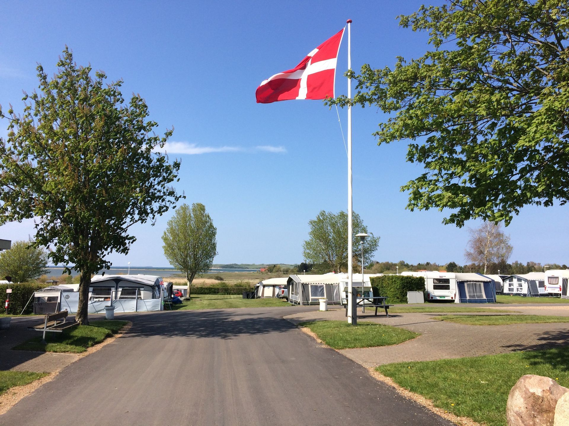 Indkørslen til Vesterlyng Camping med Dannebrog.