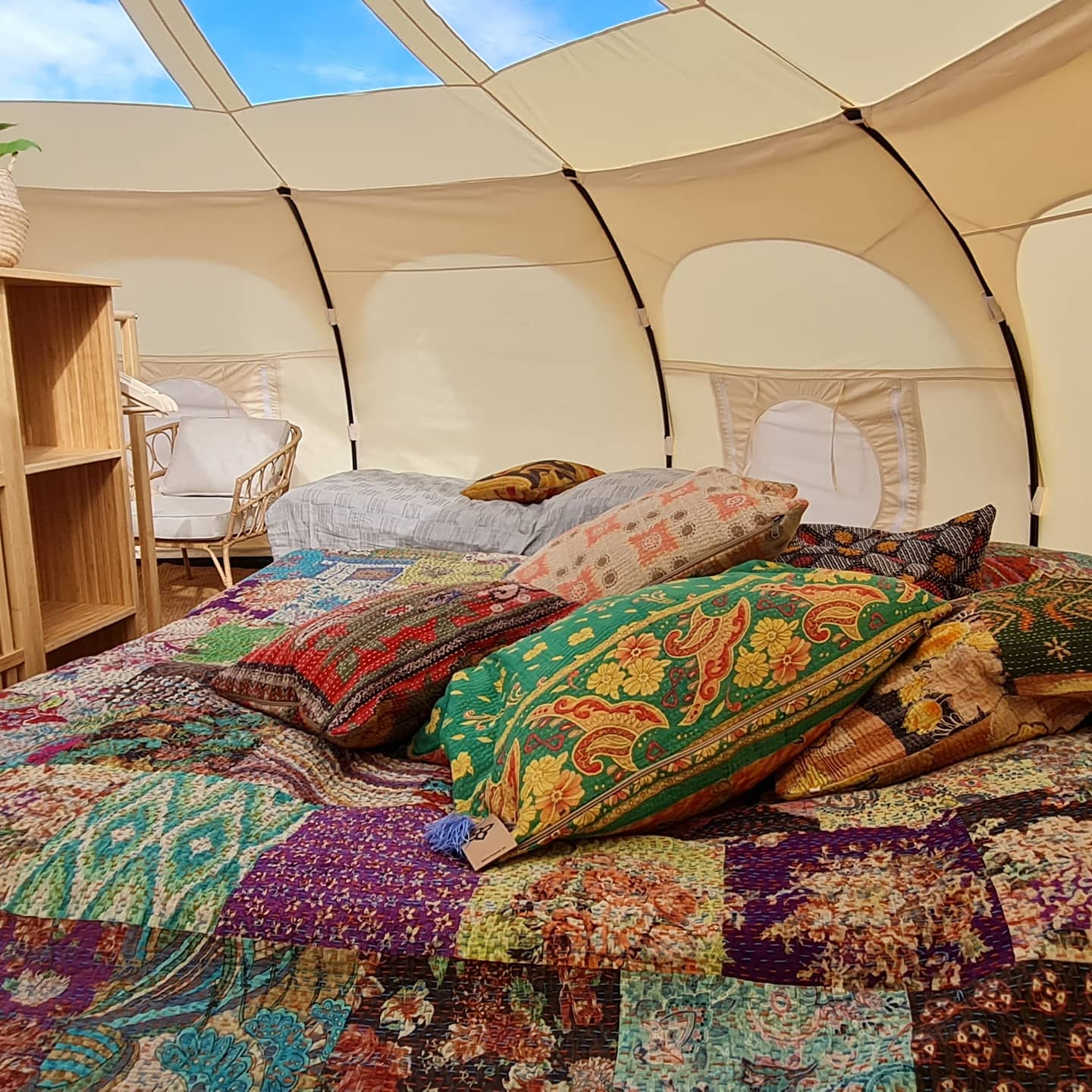 Luxe glamping-tent voor een ontspannen vakantie in de natuur.