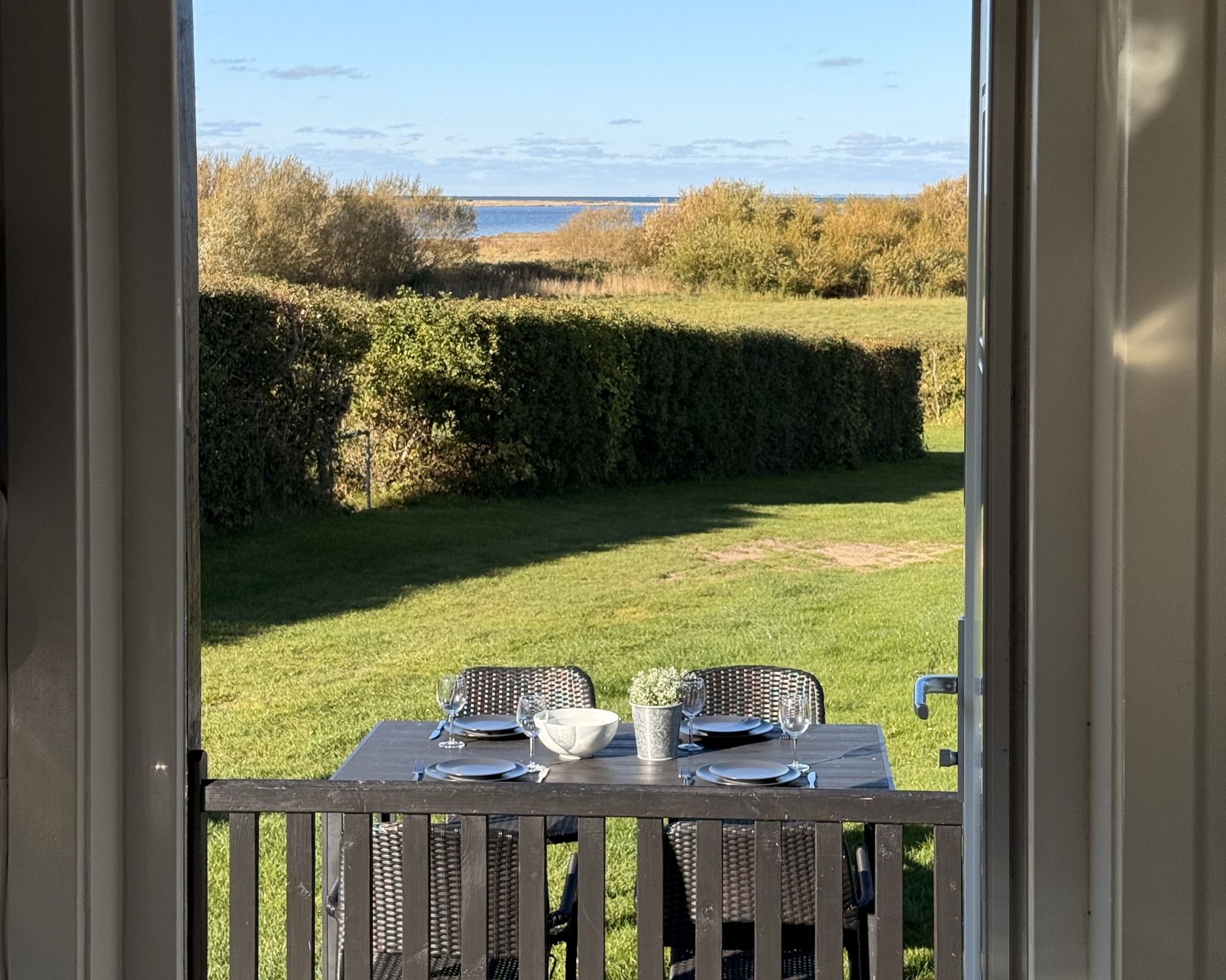 Udsigt fra luksushyttens egen træterrasse.