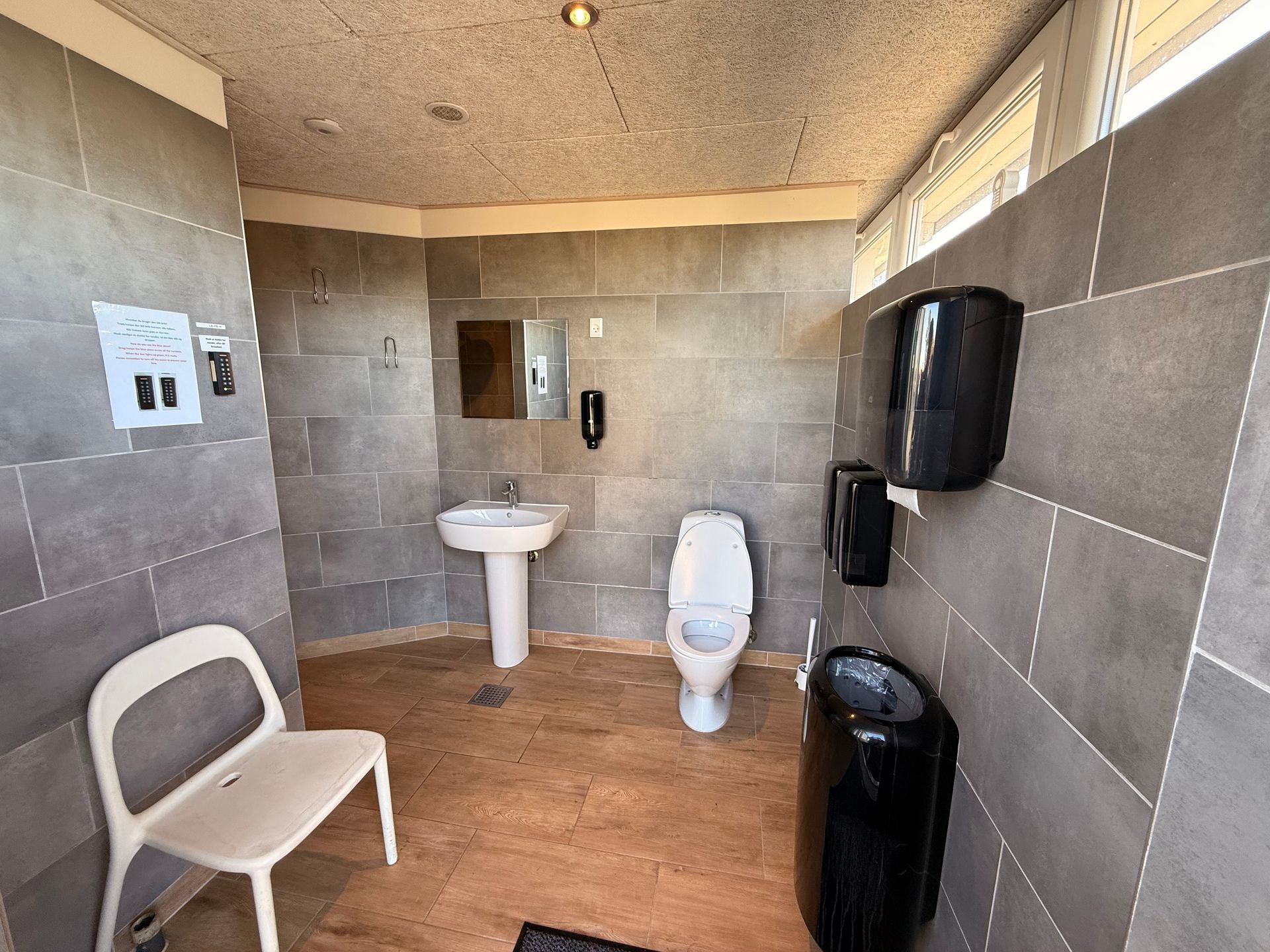 Moderne og rene toiletfaciliteter på campingpladsen.