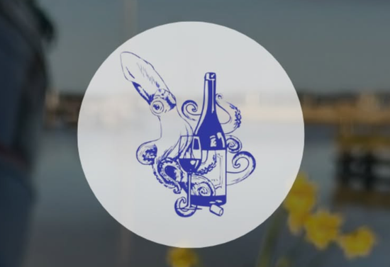 Hyggelig tegning af en vinflaske og to glas.