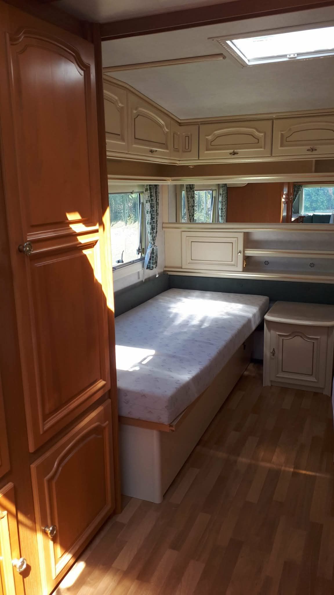 Comfortabel bed in een huurcamper.