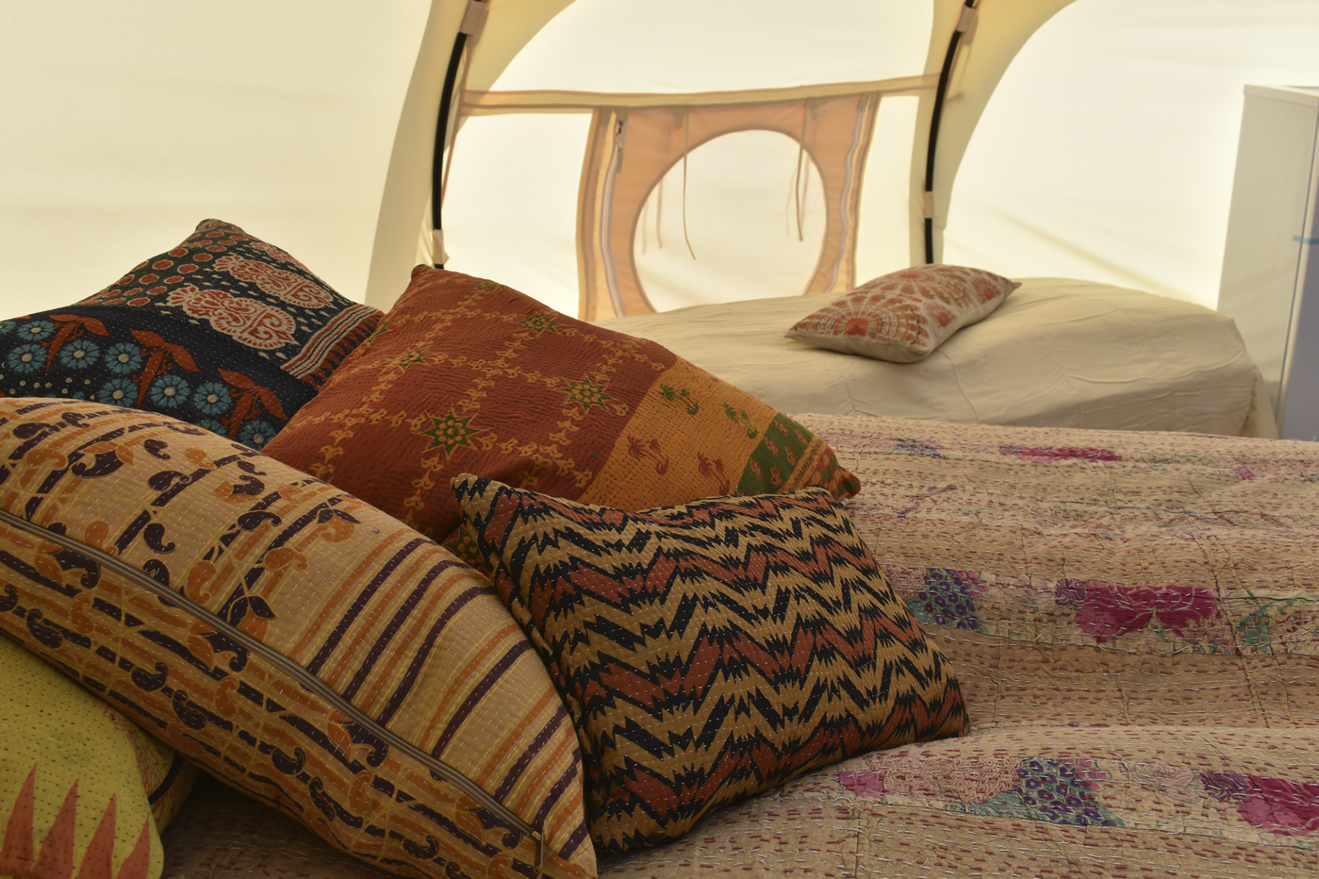 Luxe glamping-tent voor een ontspannen vakantie in de natuur.