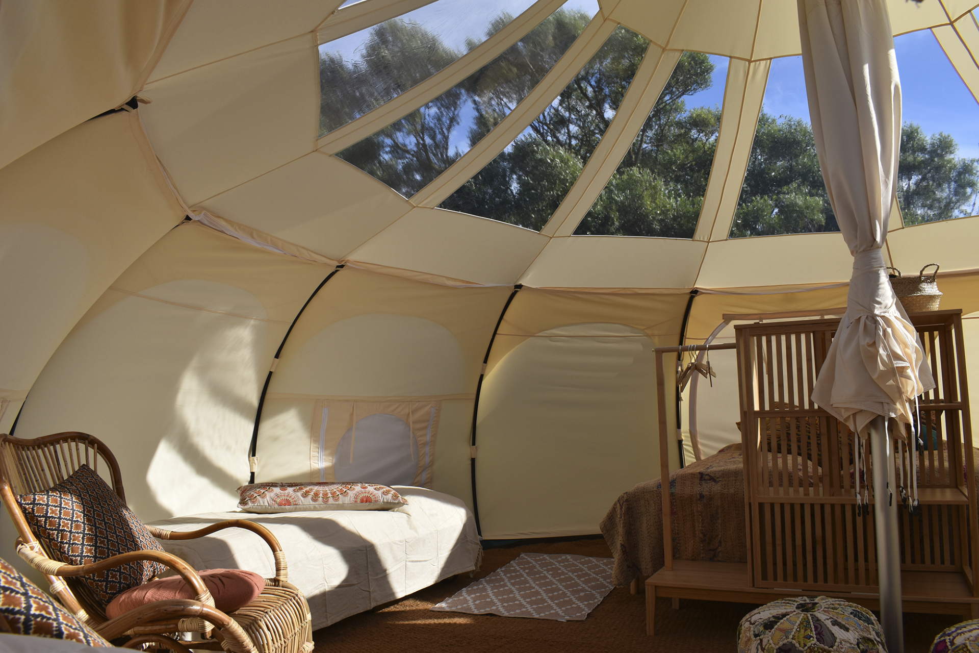 Luxe glamping-tent voor een ontspannen vakantie in de natuur.