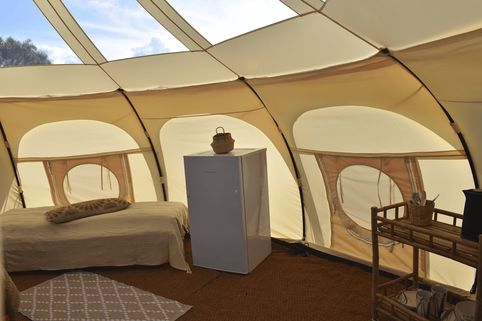 Luxe glamping-tent voor een ontspannen vakantie in de natuur.