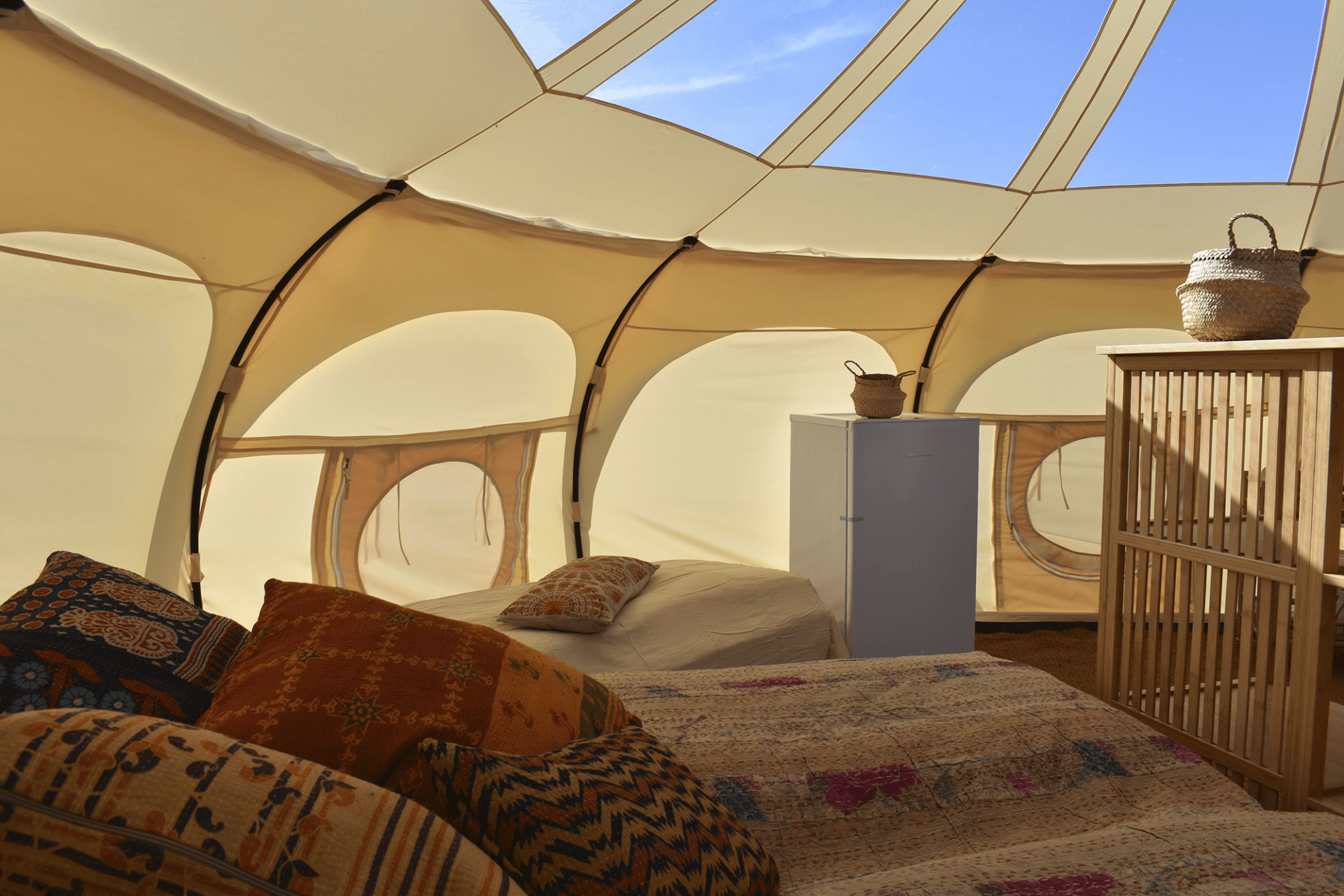 Luxe glamping-tent voor een ontspannen vakantie in de natuur.