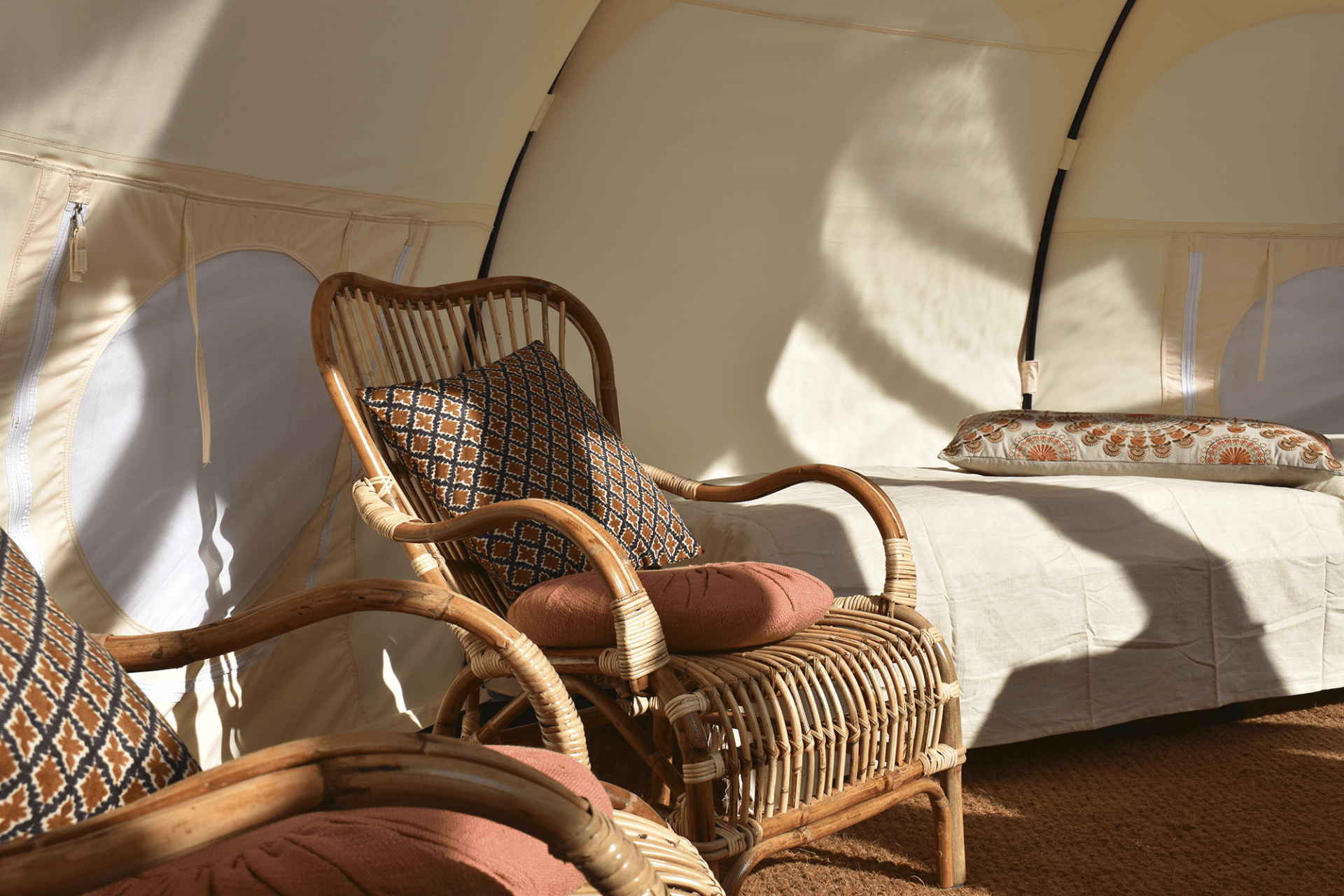 Luxe glamping-tent voor een ontspannen vakantie in de natuur.