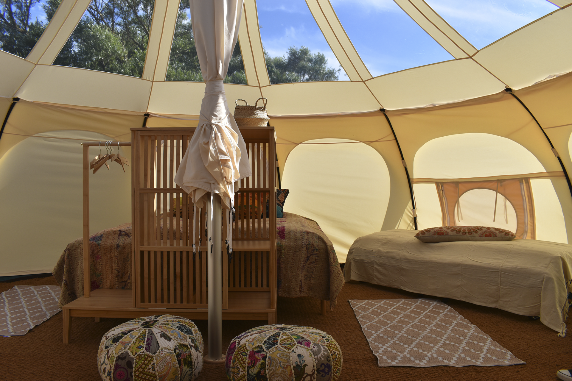 Luxe glamping-tent voor een ontspannen vakantie in de natuur.
