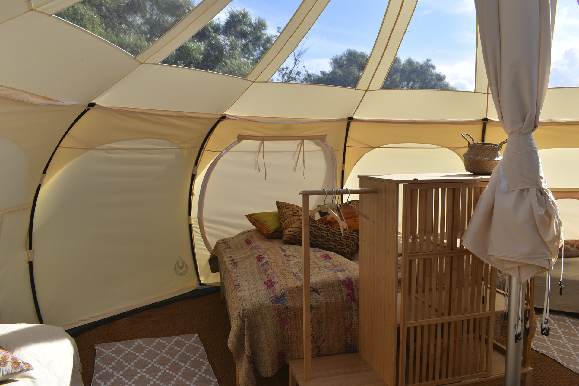 Luxe inrichting in een glamping-tent voor een ontspannen vakantie in de natuur.