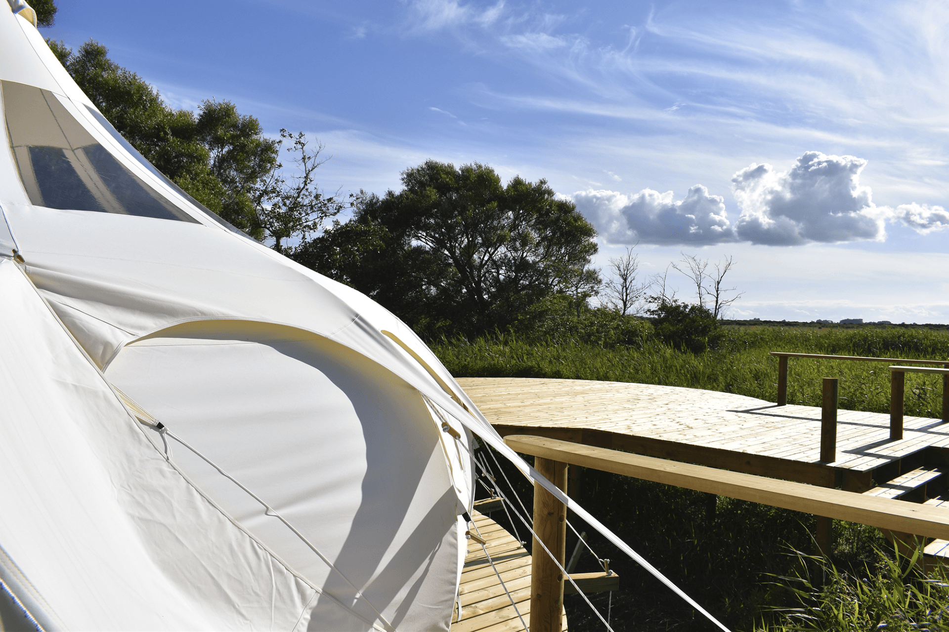 Luxe glamping-tent voor een ontspannen vakantie in de natuur.