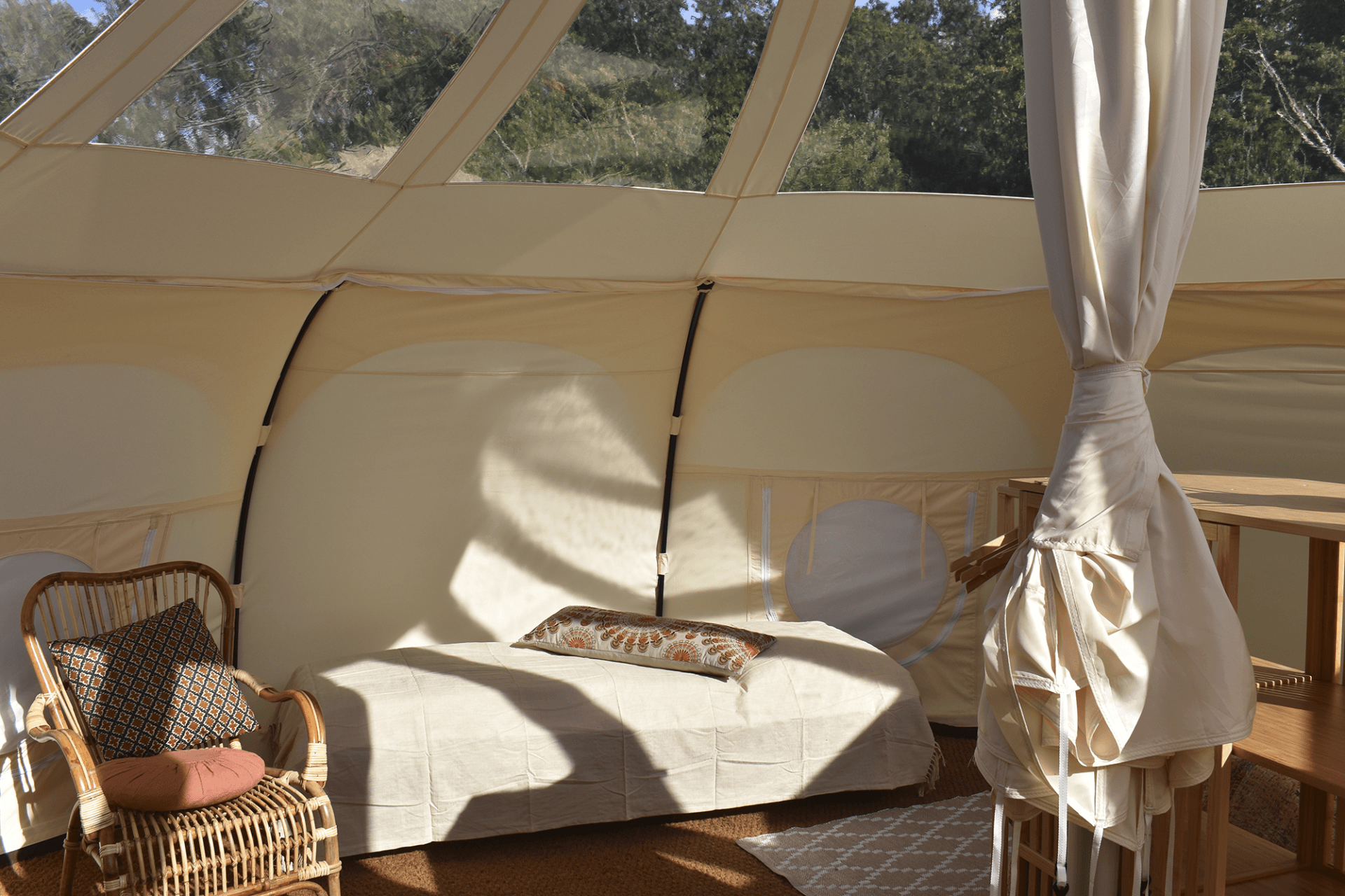 Luxe glamping-tent voor een ontspannen vakantie in de natuur.