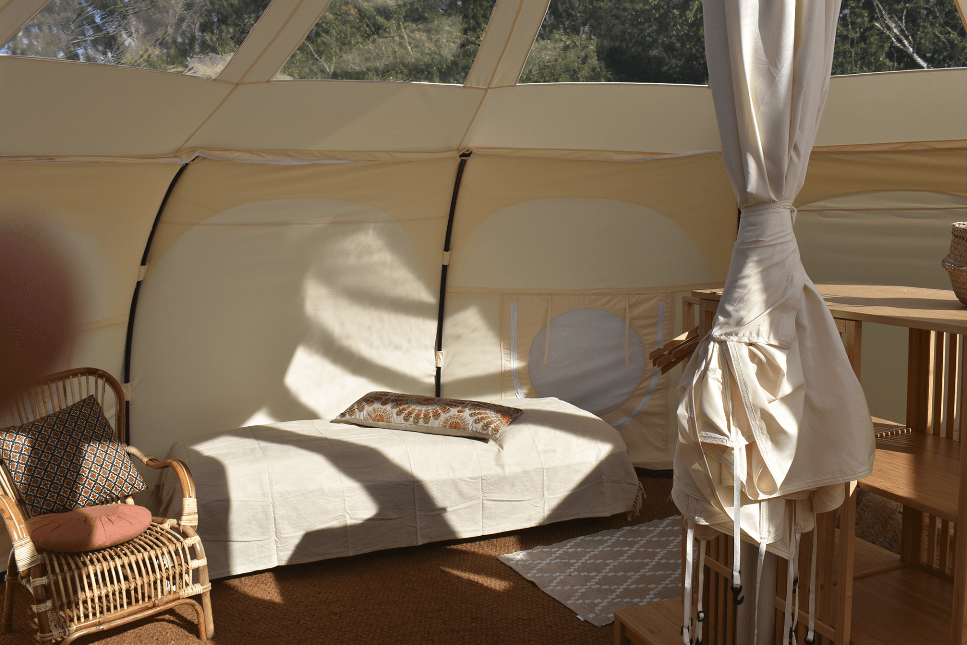 Luxe glamping-tent voor een ontspannen vakantie in de natuur.
