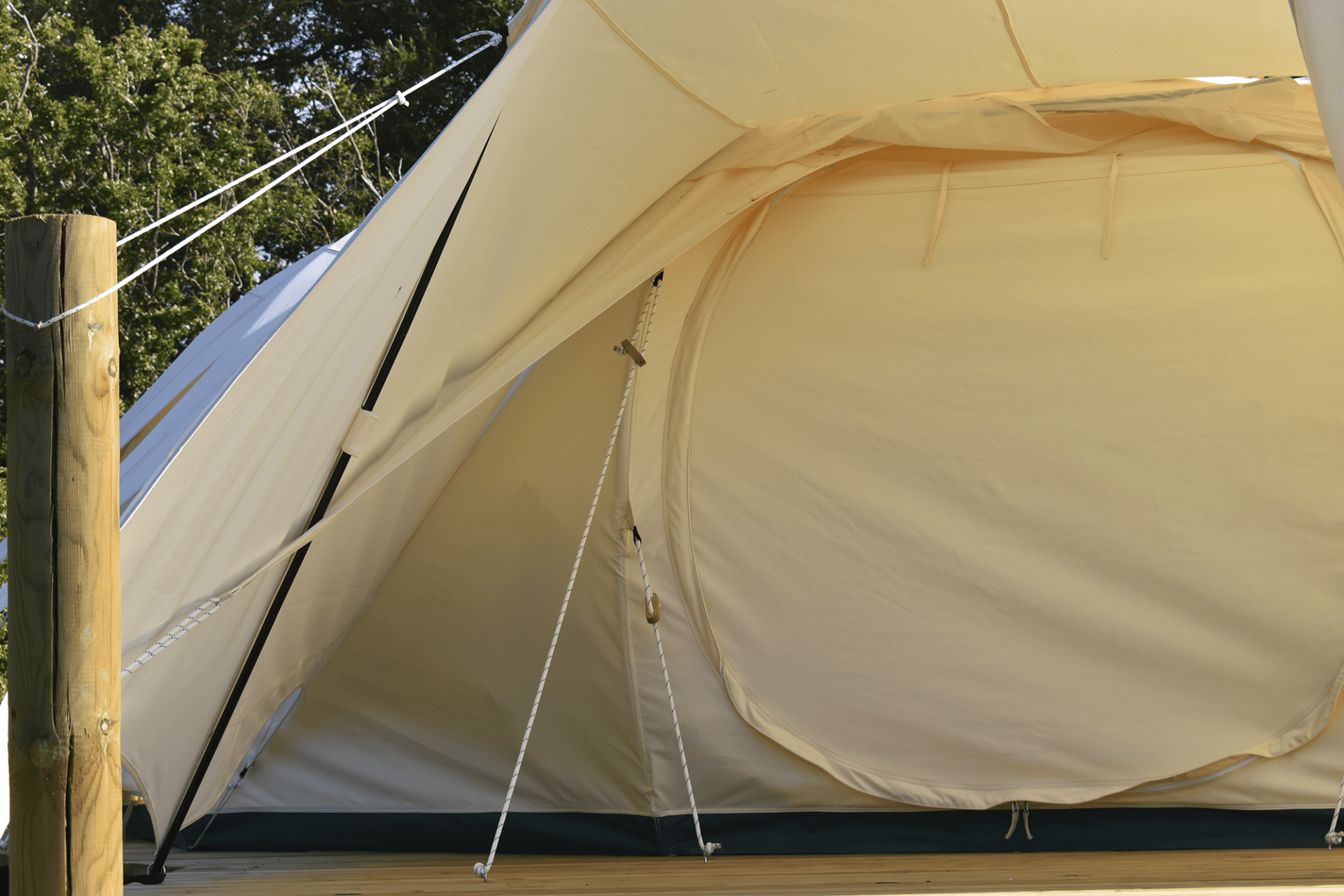 Luxe glamping-tent voor een ontspannen vakantie in de natuur.