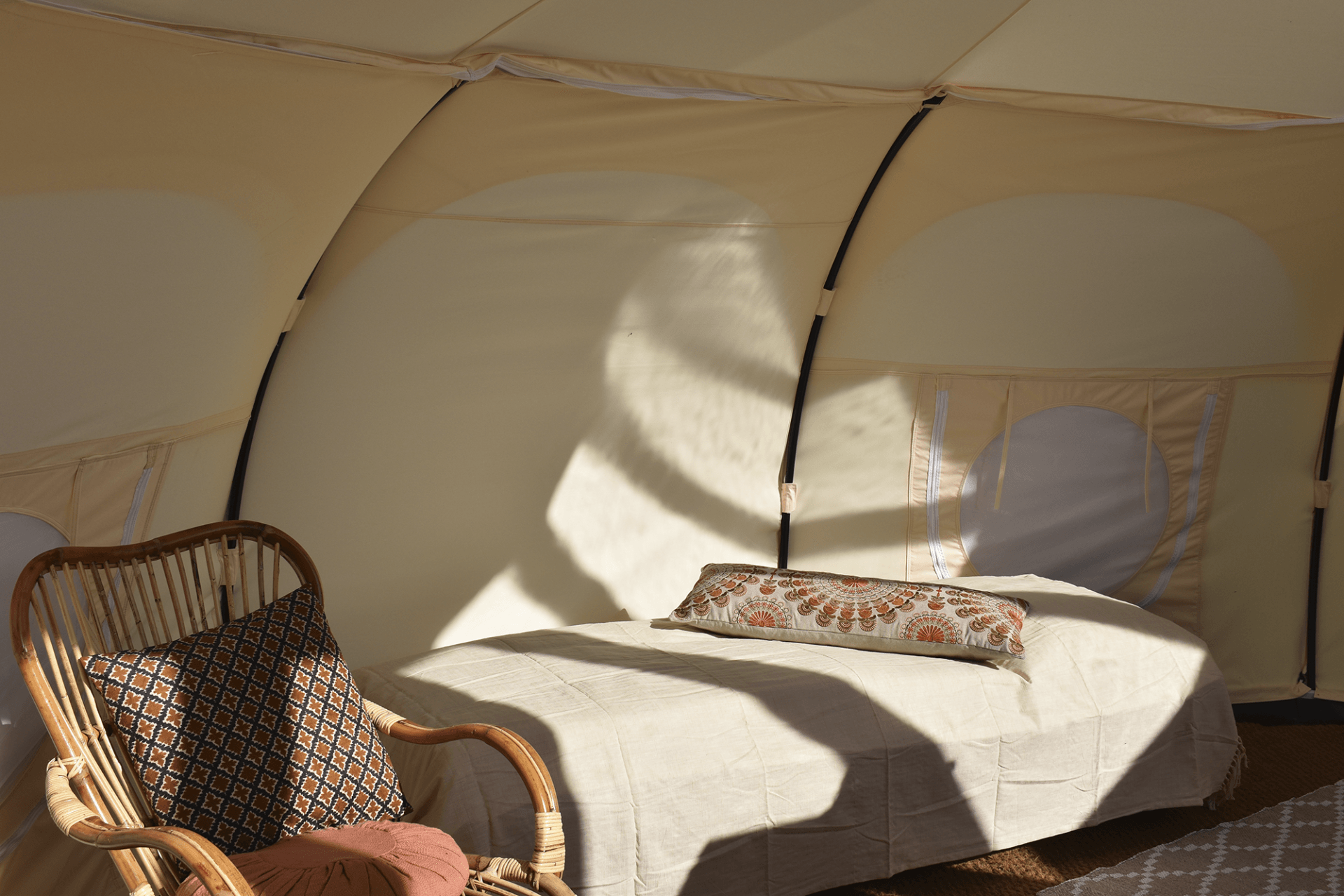 Luxe glamping-tent voor een ontspannen vakantie in de natuur.