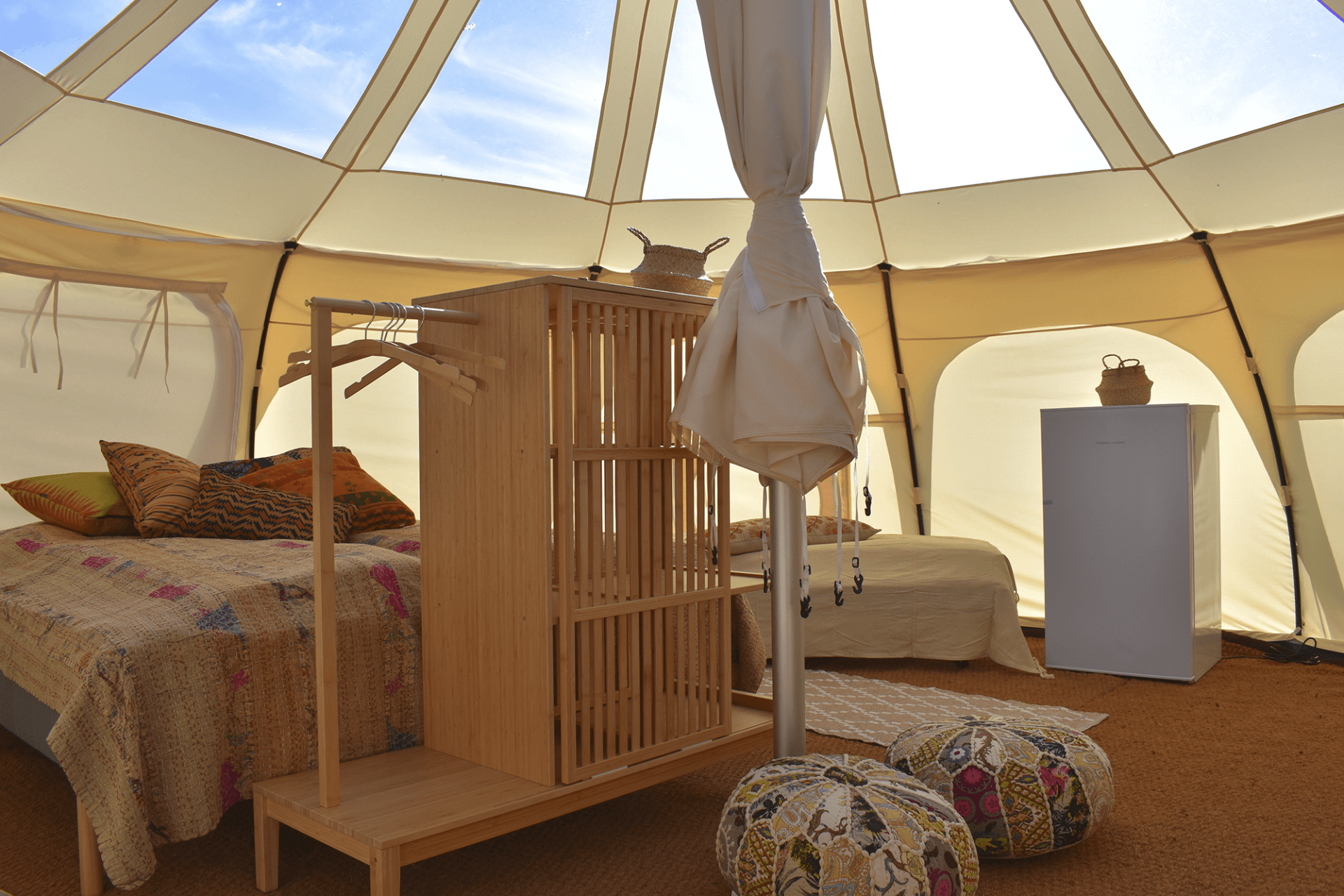 Luxe glamping-tent voor een ontspannen vakantie in de natuur.