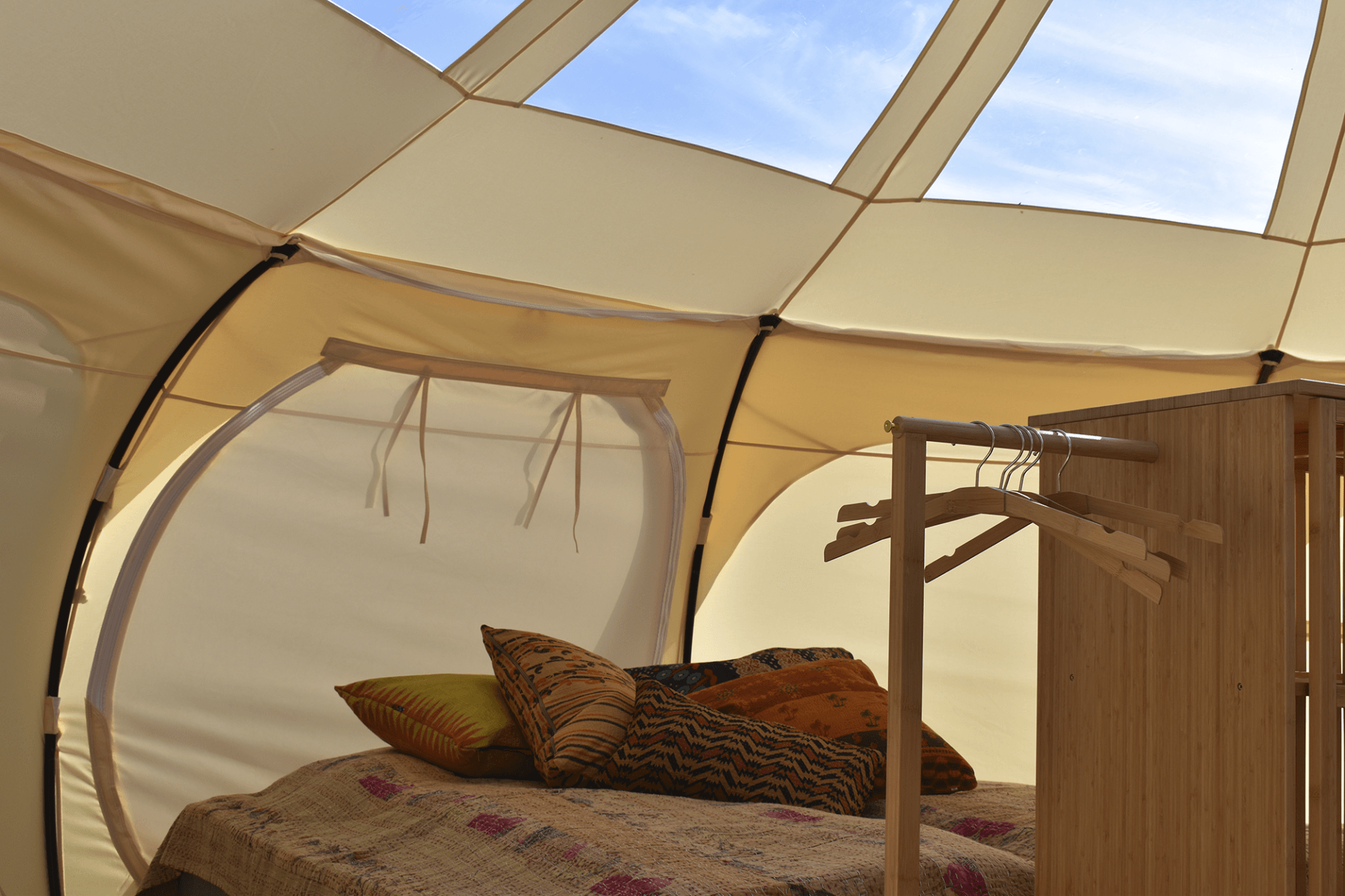 Luxe glamping-tent voor een ontspannen vakantie in de natuur.