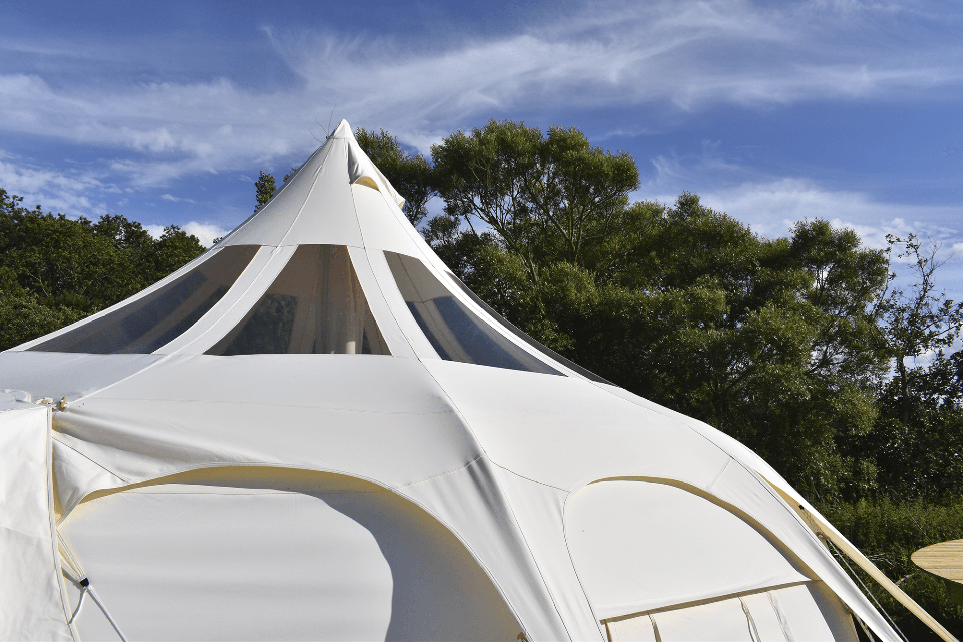 Luxe glamping-tent voor een ontspannen vakantie in de natuur.