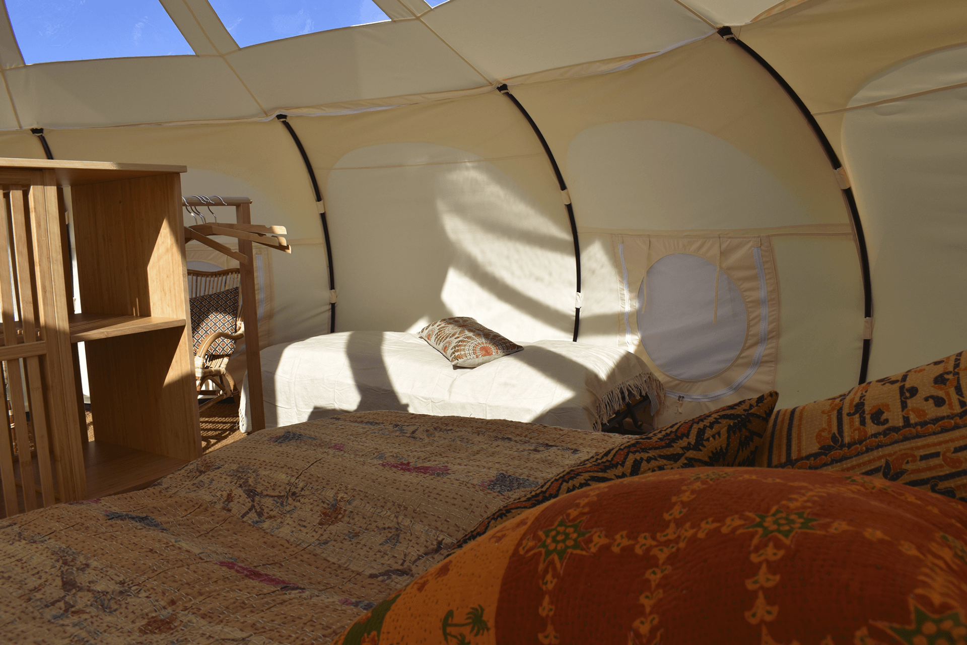 Luxe glamping-tent voor een ontspannen vakantie in de natuur.