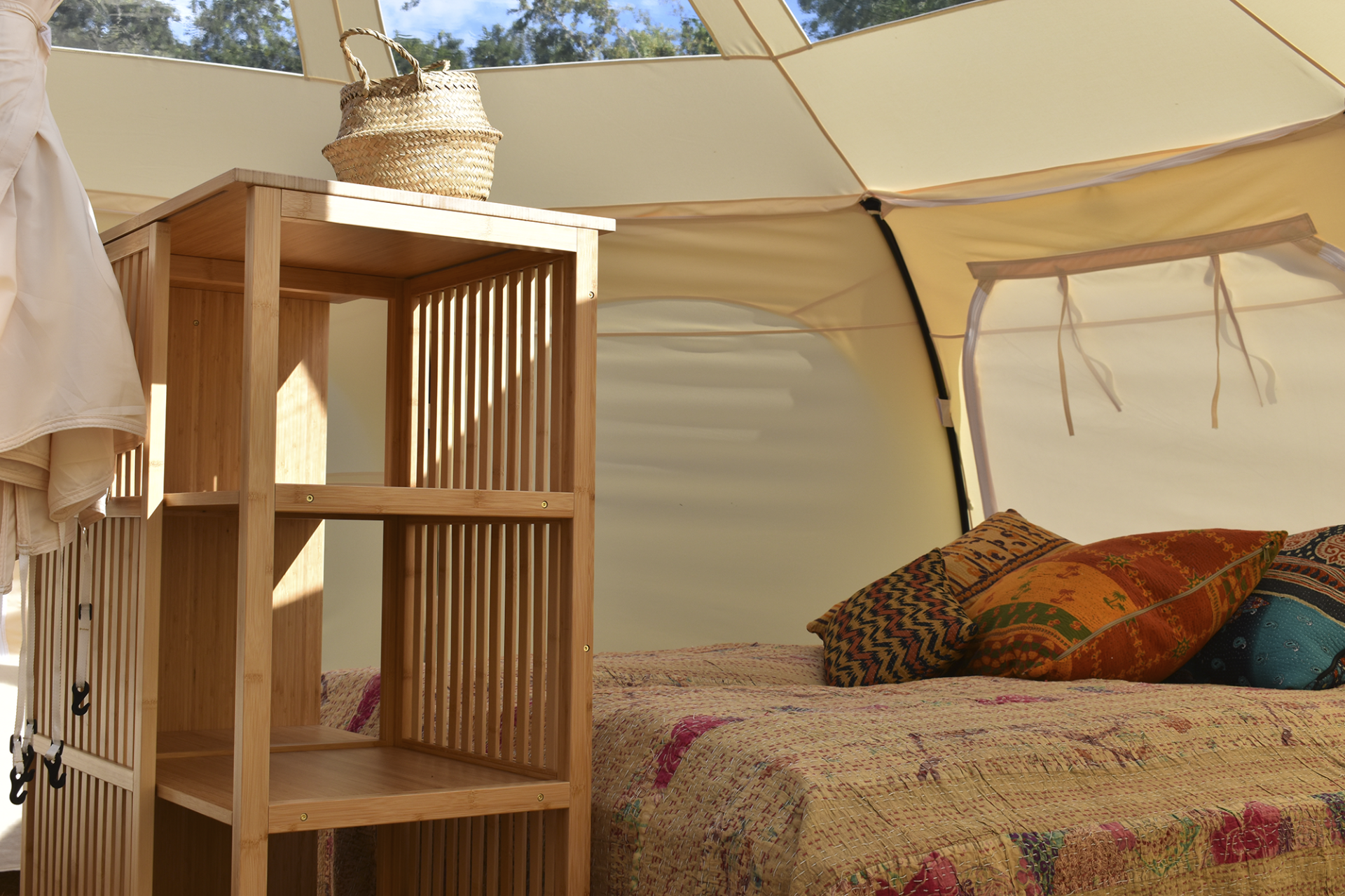 Luxe glamping-tent voor een ontspannen vakantie in de natuur.