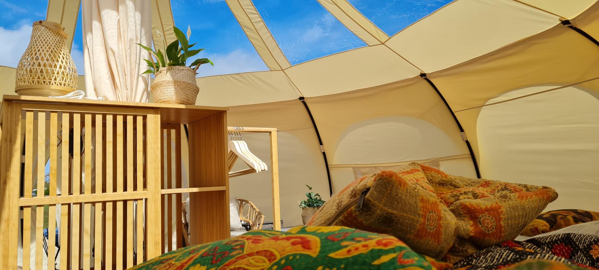 Luxe glamping-tent voor een ontspannen vakantie in de natuur.