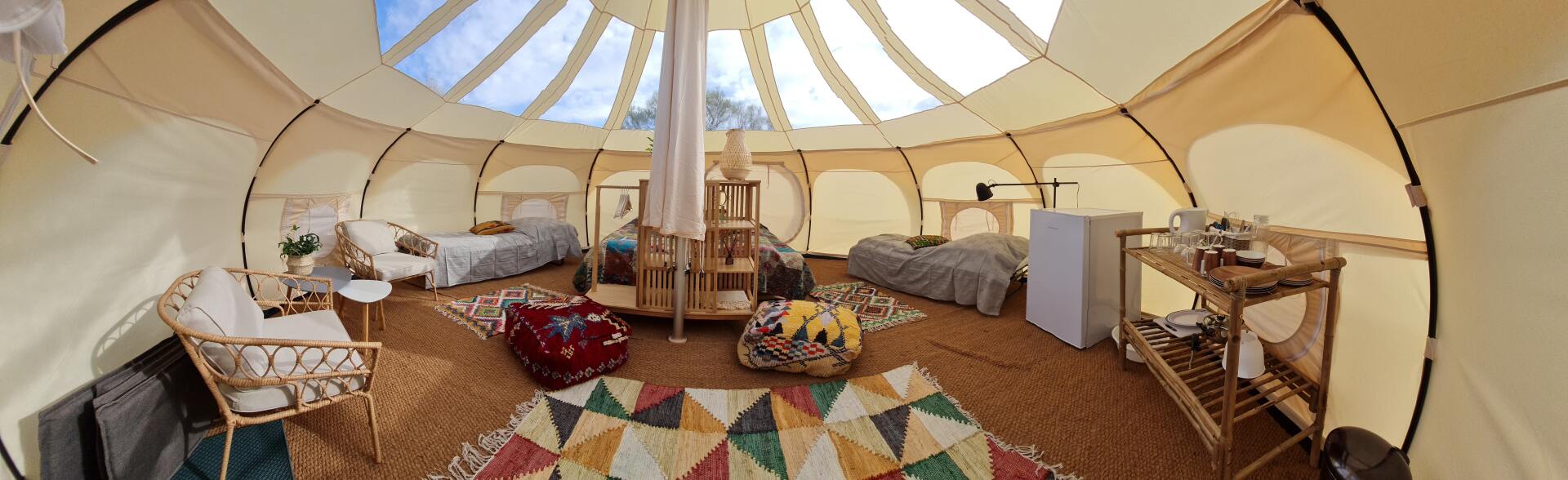 Luxe glamping-tent voor een ontspannen vakantie in de natuur.