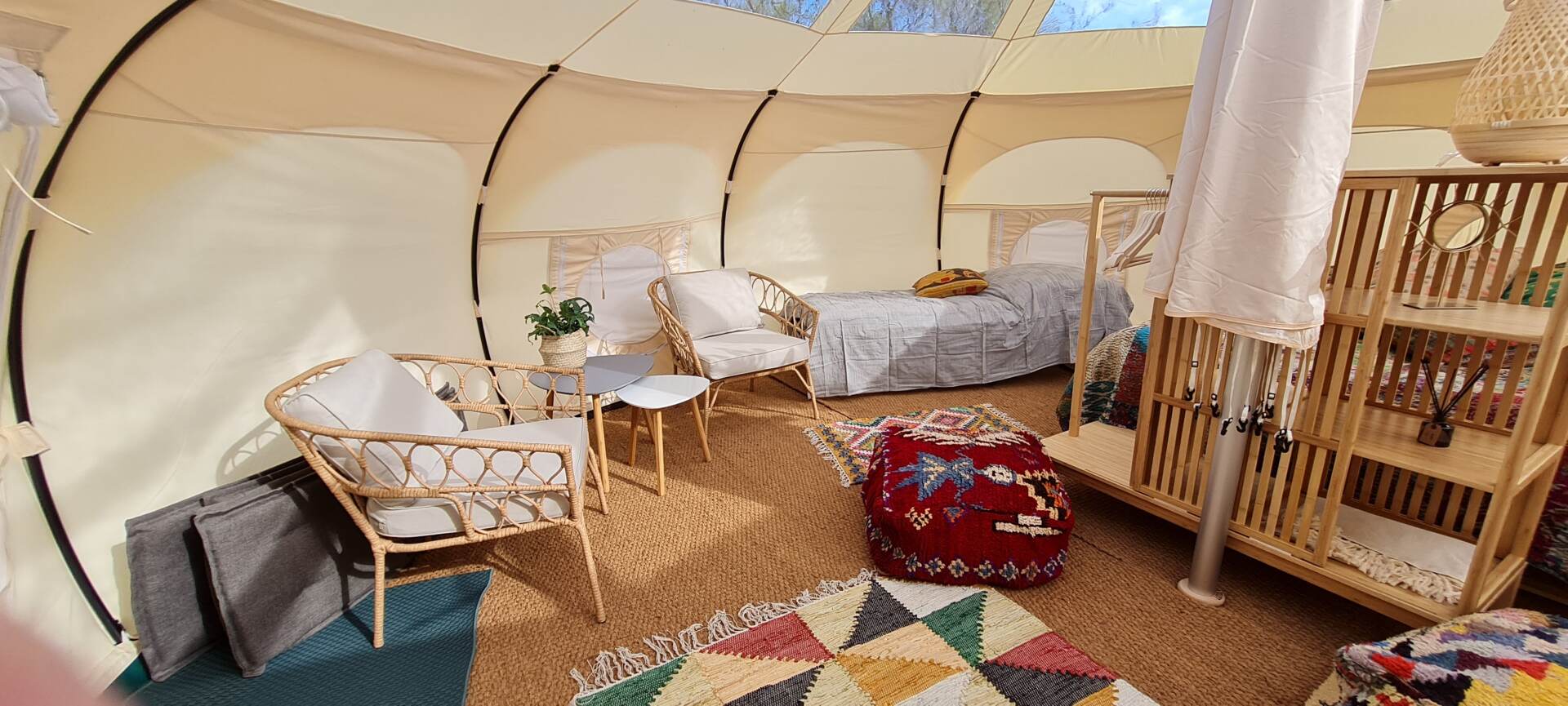 Luxe inrichting in een glamping-tent voor een ontspannen vakantie in de natuur.
