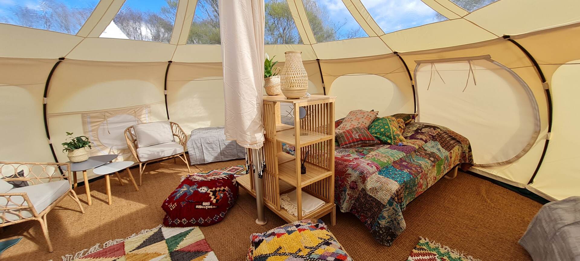 Luxe glamping-tent voor een ontspannen vakantie in de natuur.