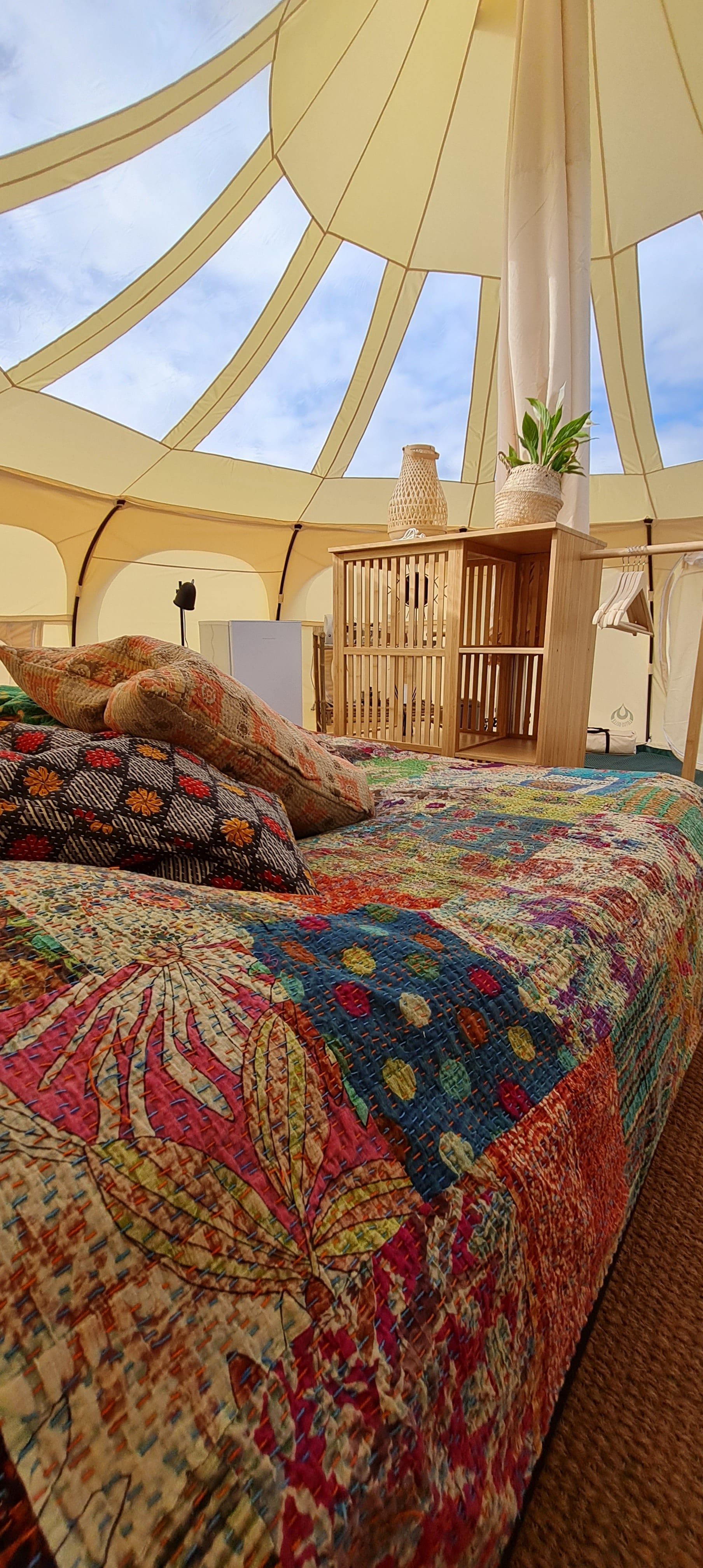 Luxe glamping-tent voor een ontspannen vakantie in de natuur.
