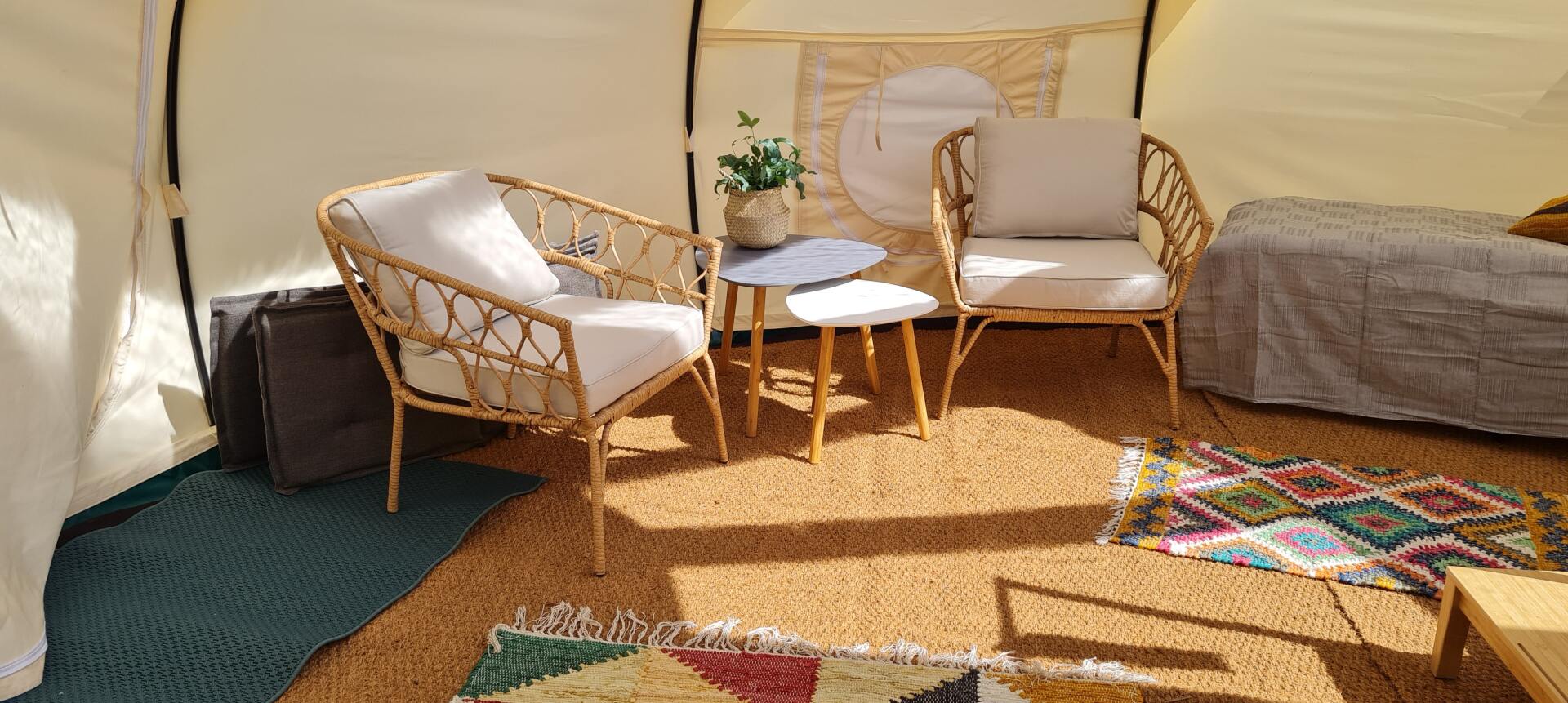 Luxe inrichting in een glamping-tent voor een ontspannen vakantie in de natuur.