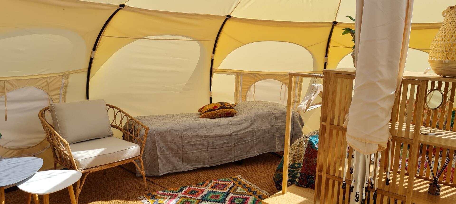 Luxe glamping-tent voor een ontspannen vakantie in de natuur.